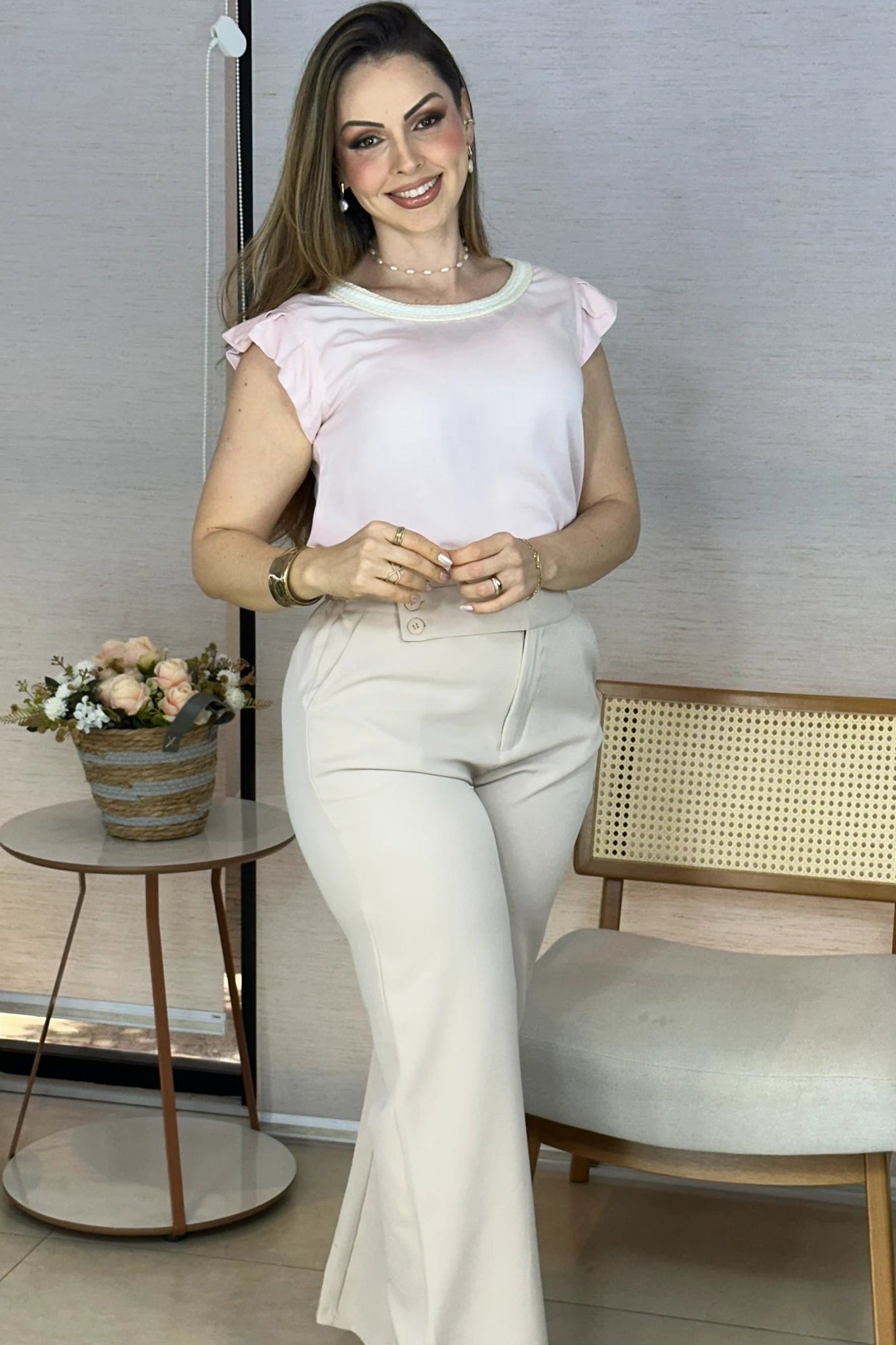 Conjunto: Blusa Manga Curta em Visco Soft com Detalhes Delicados Karina Rosa + Calça Corte Reto em Alfaiataria Cós Assimétrico com Elástico Yasmin Creme