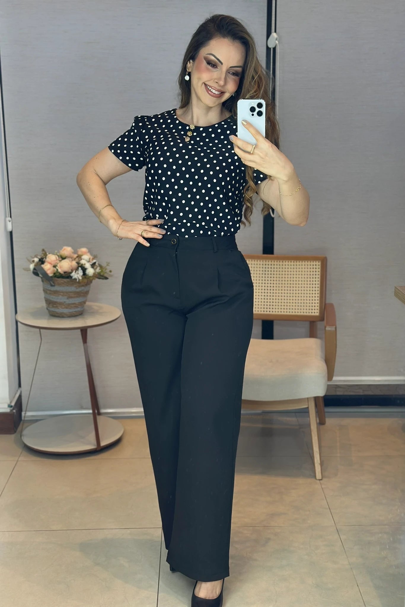Conjunto: Blusa Manga Curta em Crepe Classic com Botões e Estampa Poá Tânia Preta + Calça Corte Reto em Alfaiataria com Botão Encapado e Bolso Assimétrico Yara Preta
