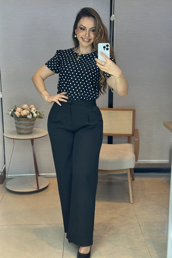 Conjunto: Blusa Manga Curta em Crepe Classic com Botões e Estampa Poá Tânia Preta + Calça Corte Reto em Alfaiataria com Botão Encapado e Bolso Assimétrico Yara Preta