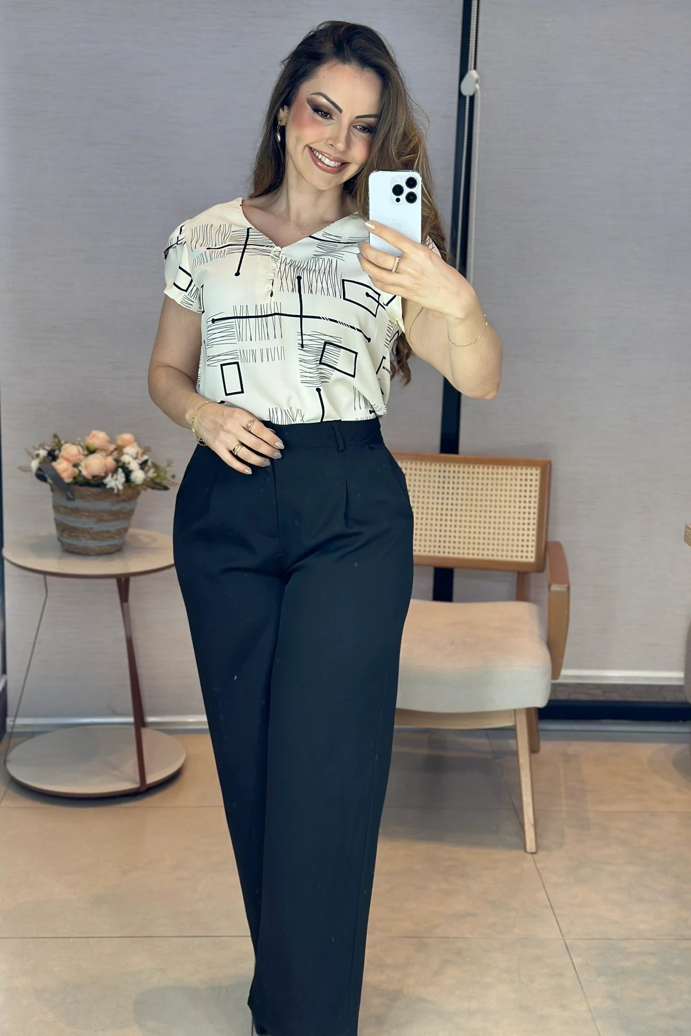 Conjunto: Blusa Manga Curta em Crepe Classic Decote em "V" Estampa Geométrica Emily Creme + Calça Corte Reto em Alfaiataria com Botão Encapado e Bolso Assimétrico Yara Preta