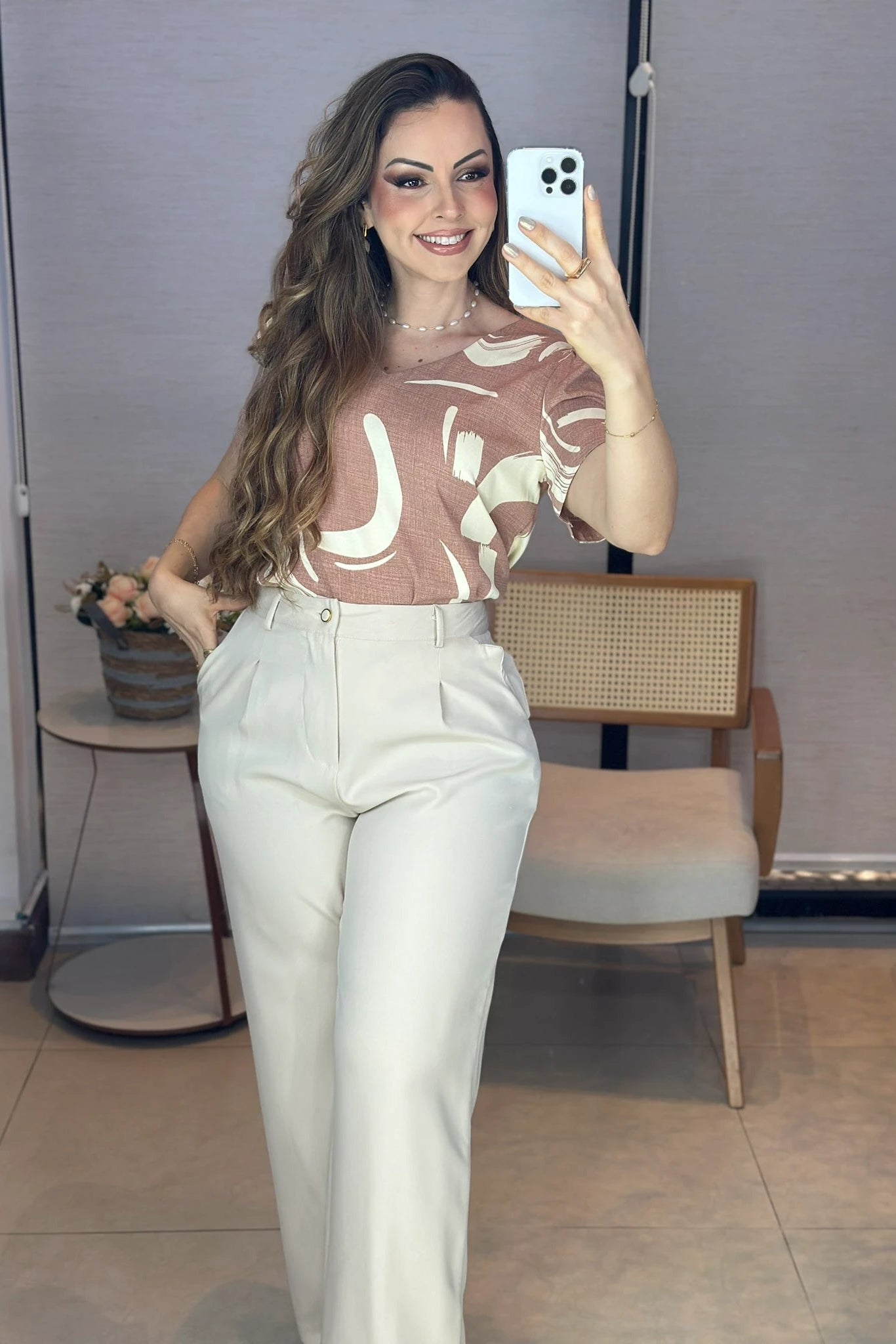 Conjunto: Blusa Manga Curta em Crepe Classic Detalhe Botão Alessandra Estampada Rosê + Calça Corte Reto em Alfaiataria com Botão Encapado e Bolso Assimétrico Yara Creme
