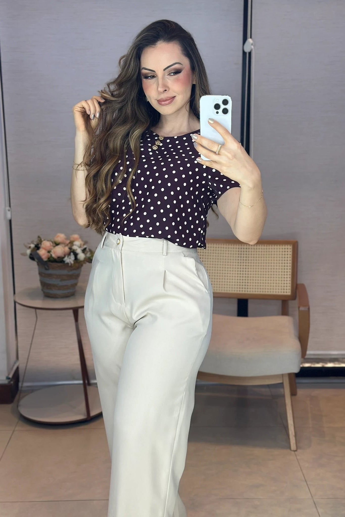 Conjunto: Blusa Manga Curta em Crepe Classic com Botões e Estampa Poá Tânia Roxo Berinjela + Calça Corte Reto em Alfaiataria com Botão Encapado e Bolso Assimétrico Yara Creme