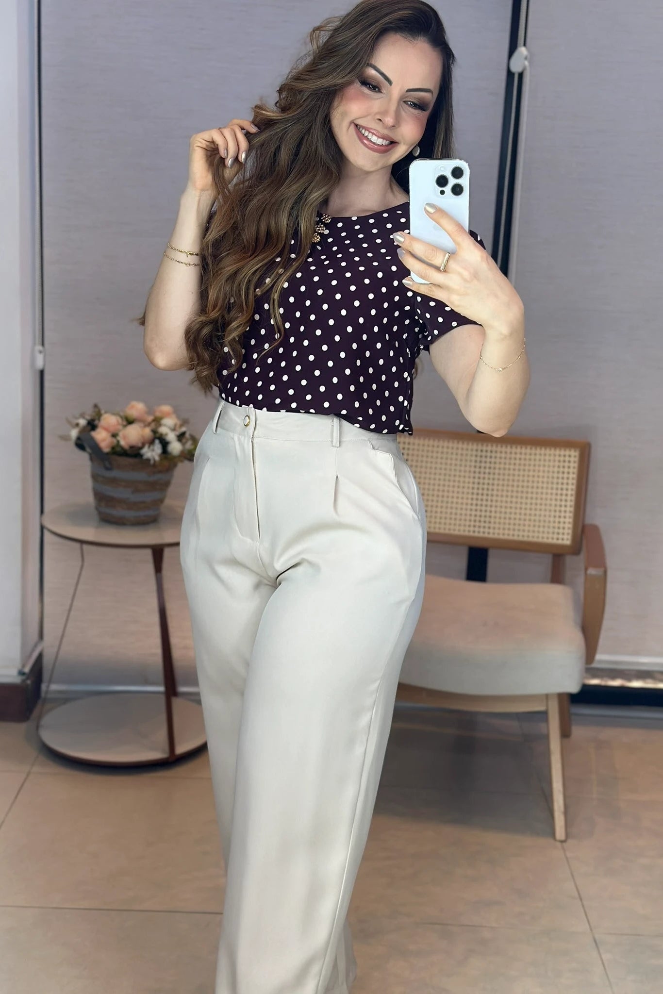 Conjunto: Blusa Manga Curta em Crepe Classic com Botões e Estampa Poá Tânia Roxo Berinjela + Calça Corte Reto em Alfaiataria com Botão Encapado e Bolso Assimétrico Yara Creme