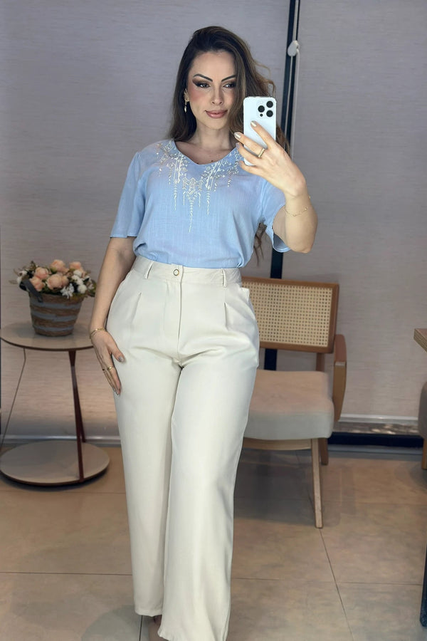 Conjunto: Blusa Manga Curta Decote V em Visco Linho com Acabamento Bordado Samira Azul + Calça Corte Reto em Alfaiataria com Botão Encapado e Bolso Assimétrico Yara Creme