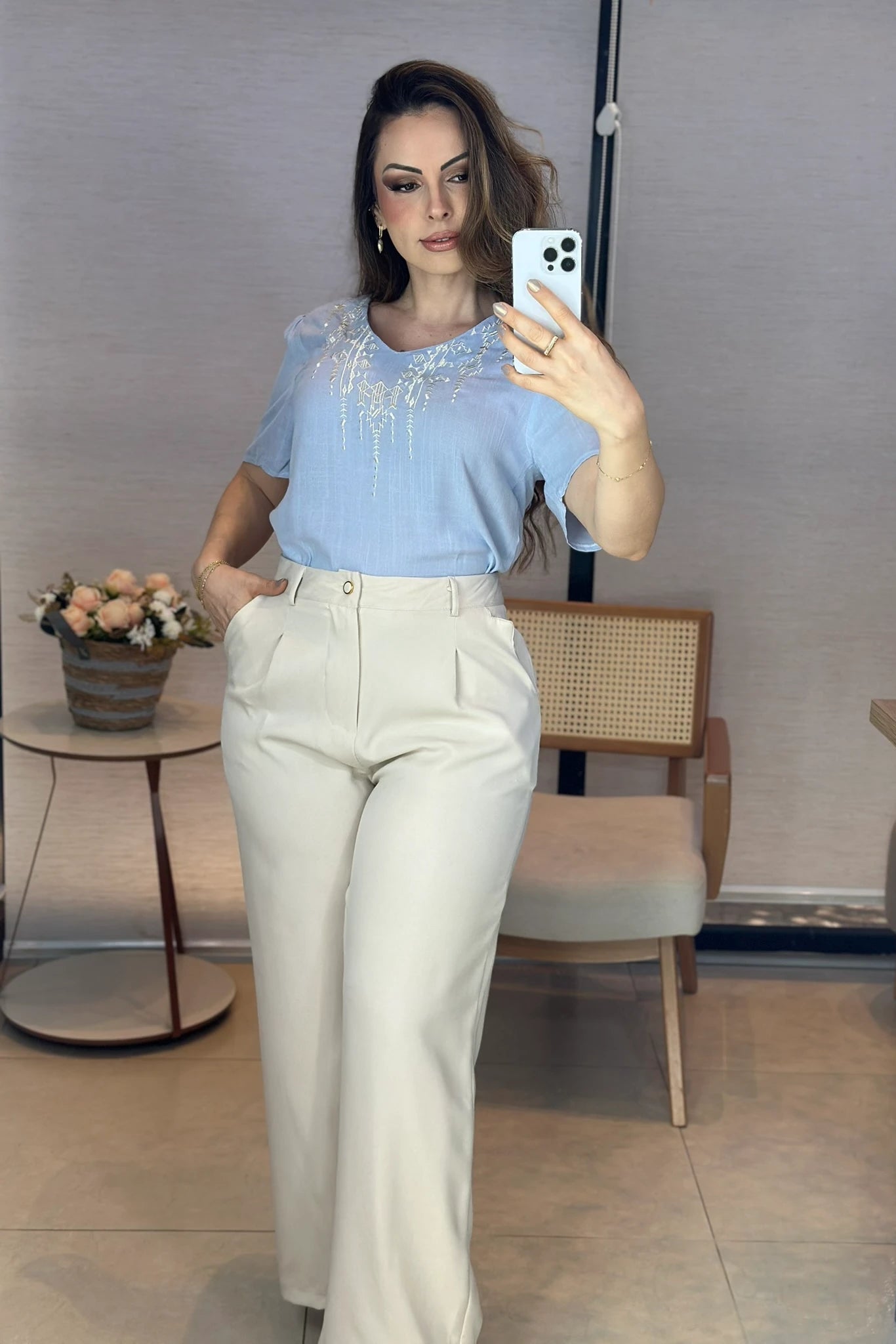 Conjunto: Blusa Manga Curta Decote V em Visco Linho com Acabamento Bordado Samira Azul + Calça Corte Reto em Alfaiataria com Botão Encapado e Bolso Assimétrico Yara Creme