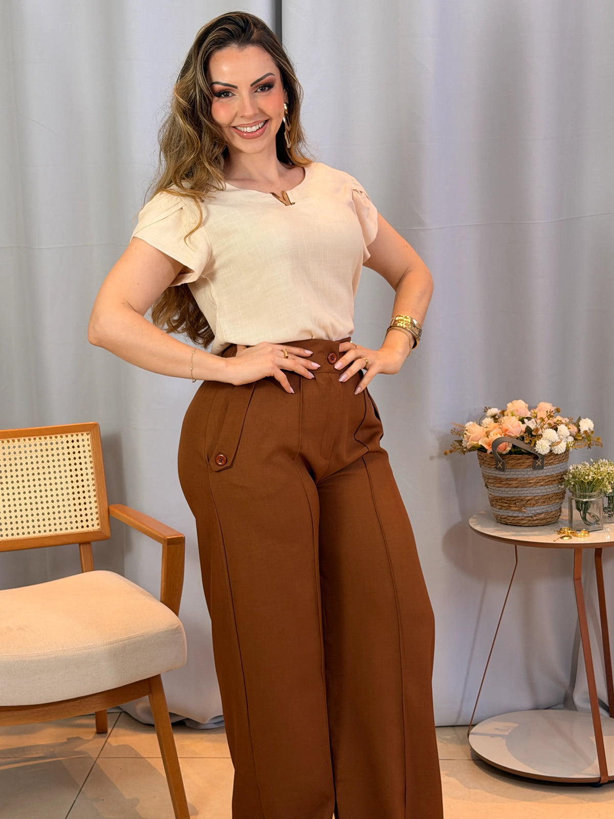 Conjunto: Blusa Laiara Creme + Calça Simone Caramelo