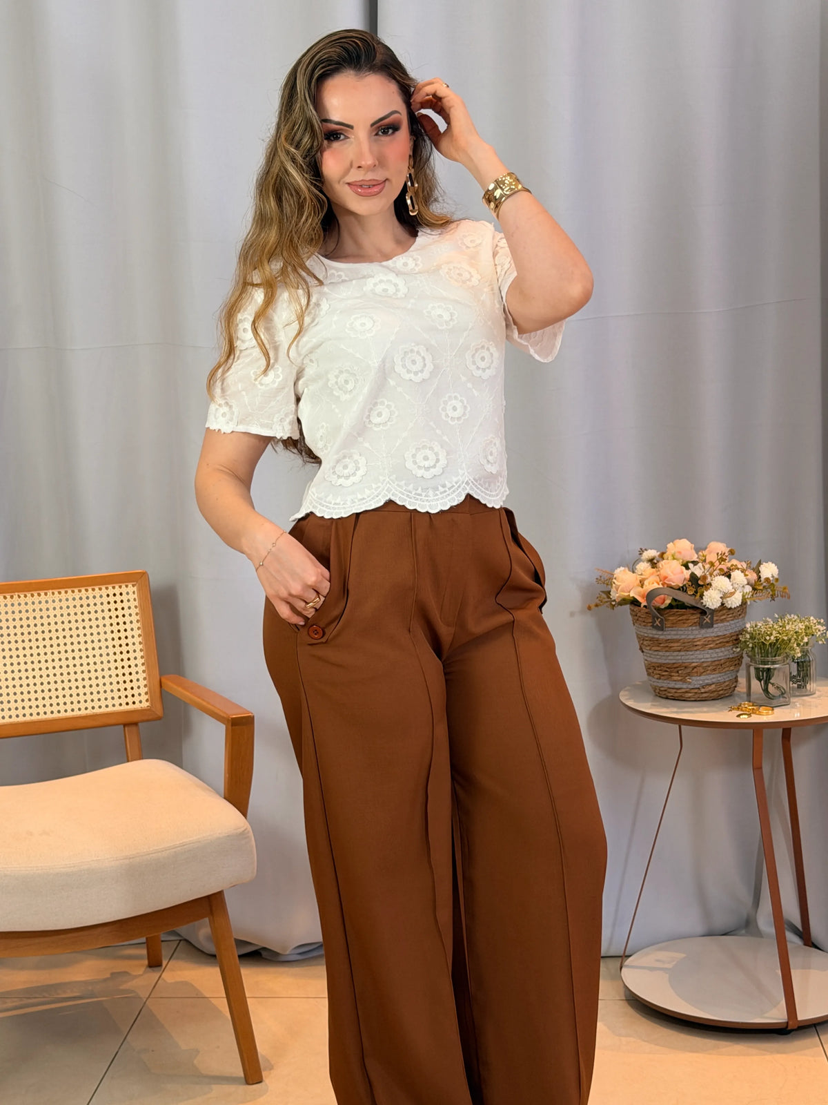 Conjunto: Blusa Samantha Branca + Calça Simone Caramelo