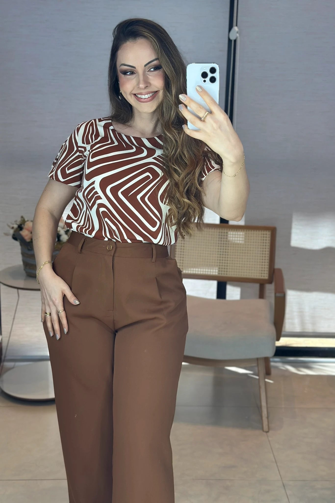 Conjunto: Blusa Manga Curta com Detalhe em Botão Crepe Classic Estampada Talia Marrom + Calça Corte Reto em Alfaiataria com Botão Encapado e Bolso Assimétrico Yara Marrom