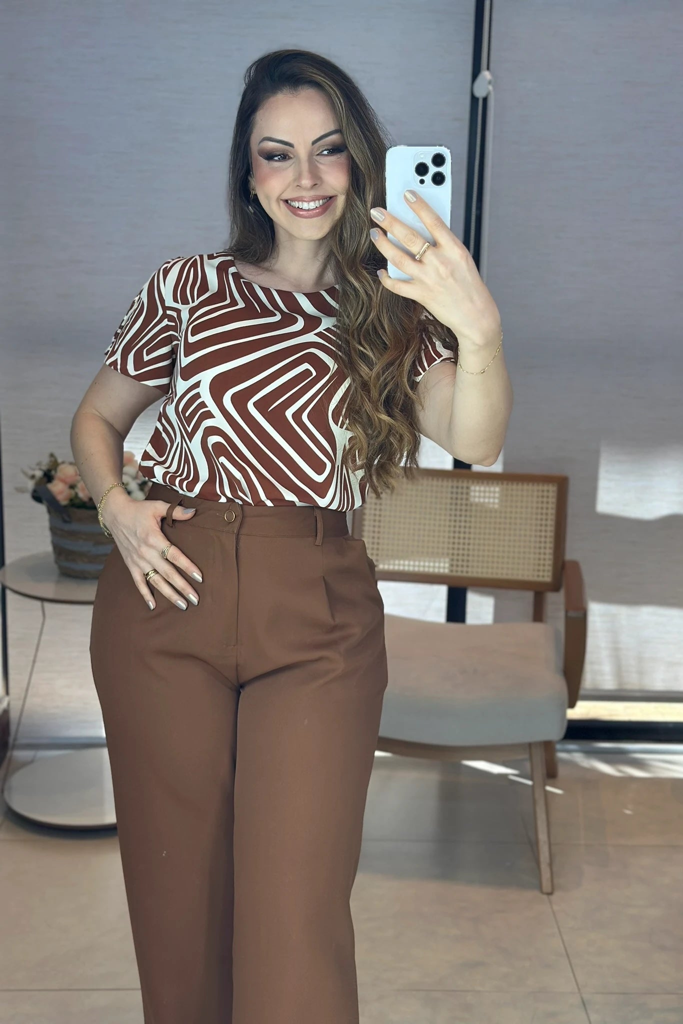 Conjunto: Blusa Manga Curta com Detalhe em Botão Crepe Classic Estampada Talia Marrom + Calça Corte Reto em Alfaiataria com Botão Encapado e Bolso Assimétrico Yara Marrom