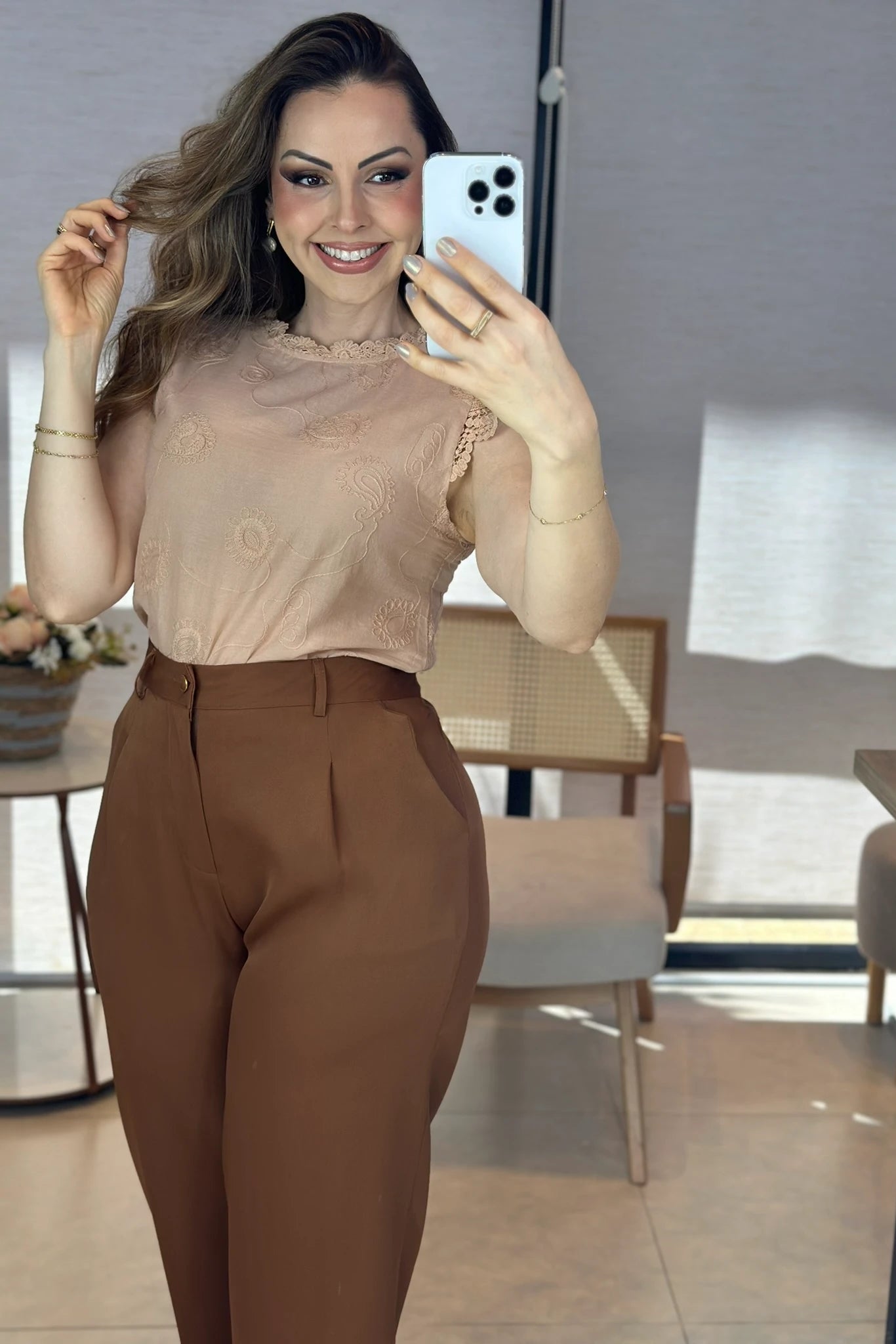 Conjunto: Blusa Manga Curta em Laise com Detalhes em Renda Mirela Bege + Calça Corte Reto em Alfaiataria com Botão Encapado e Bolso Assimétrico Yara Marrom