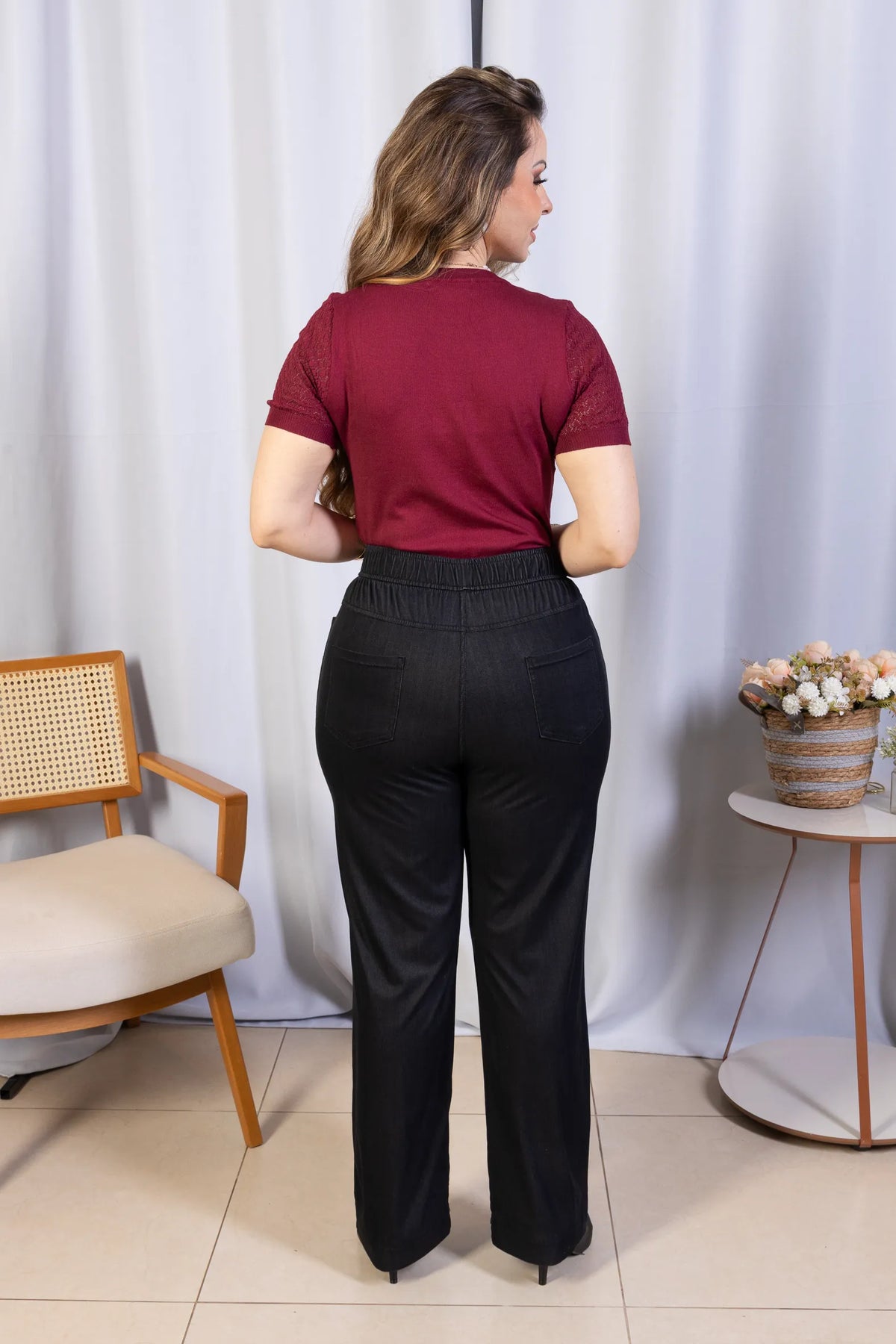 Calça Corte Reto em Chambray com Detalhe de Botões Célia Preta