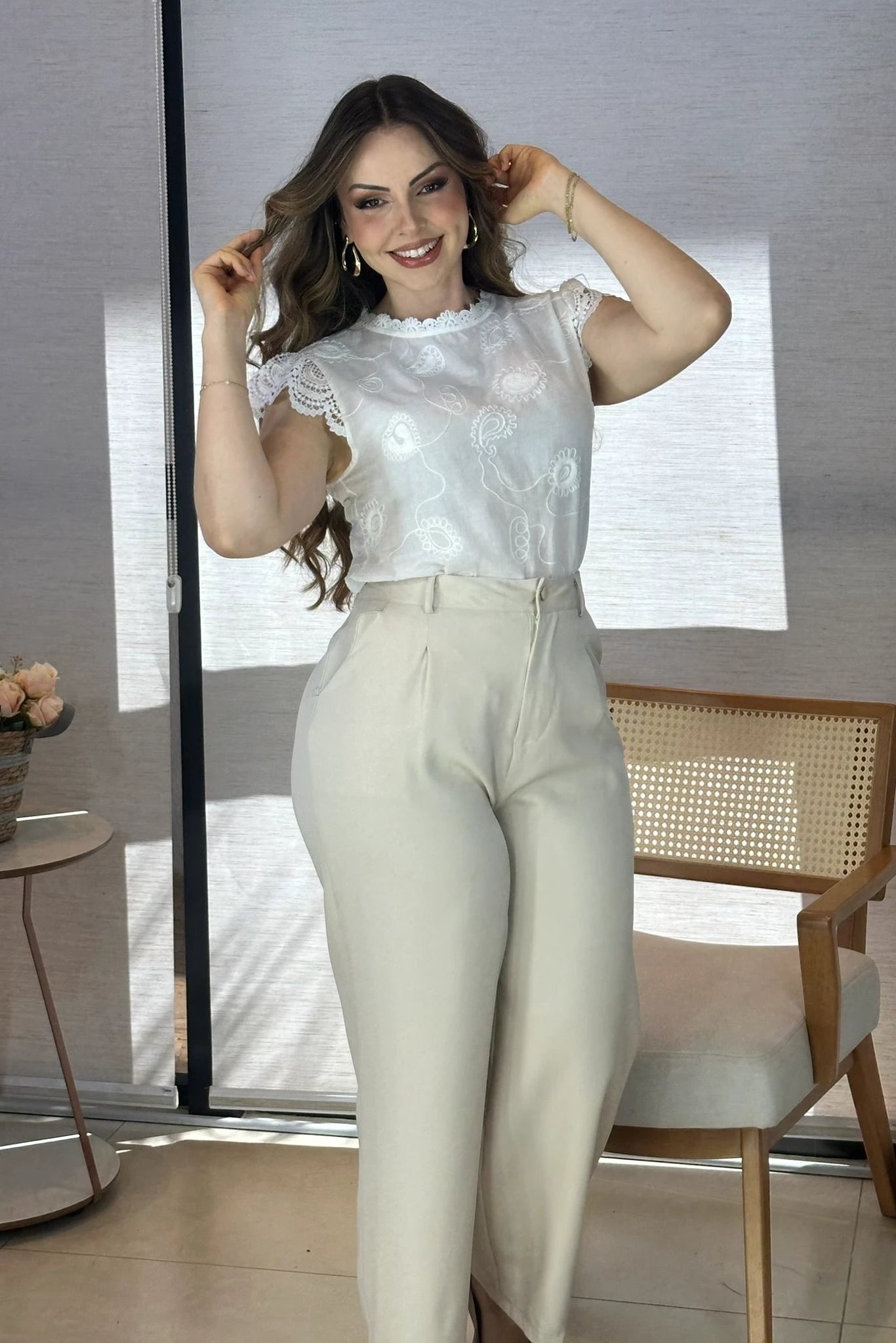 Conjunto: Blusa Manga Curta em Laise com Detalhes em Renda Mirela Branca + Calça Corte Reto em Alfaiataria com Botão Encapado e Bolso Assimétrico Yara Creme