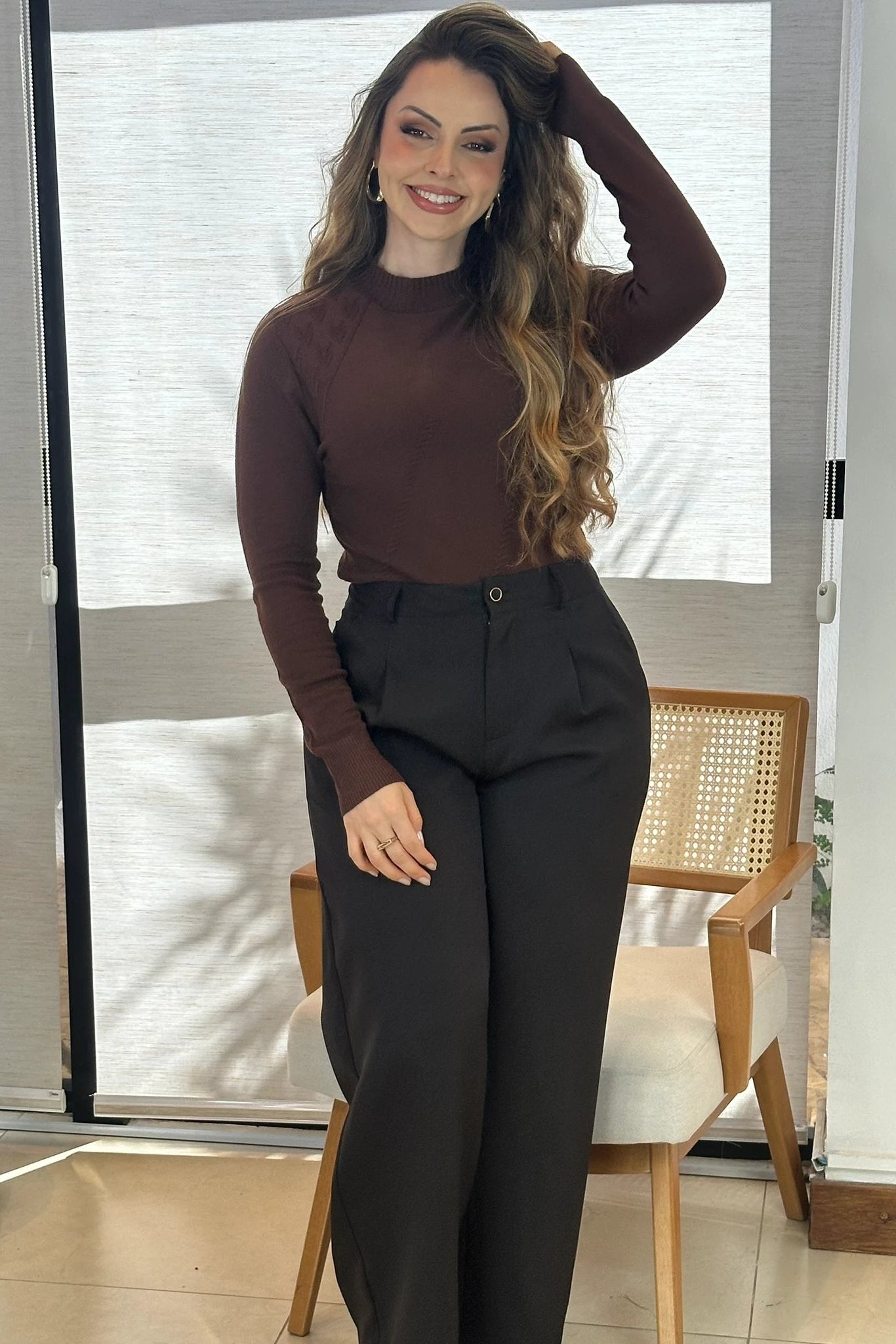 Conjunto: Tricot Manga Longa Meia Gola em Modal Gabriela Marrom Escuro + Calça Corte Reto em Alfaiataria com Botão Encapado e Bolso Assimétrico Yara Preta