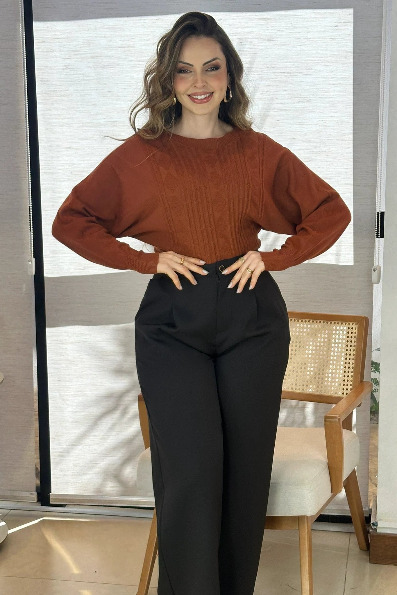 Conjunto: Tricot Manga Longa Ampla em Modal Jessica Terracota + Calça Corte Reto em Alfaiataria com Botão Encapado e Bolso Assimétrico Yara Preta