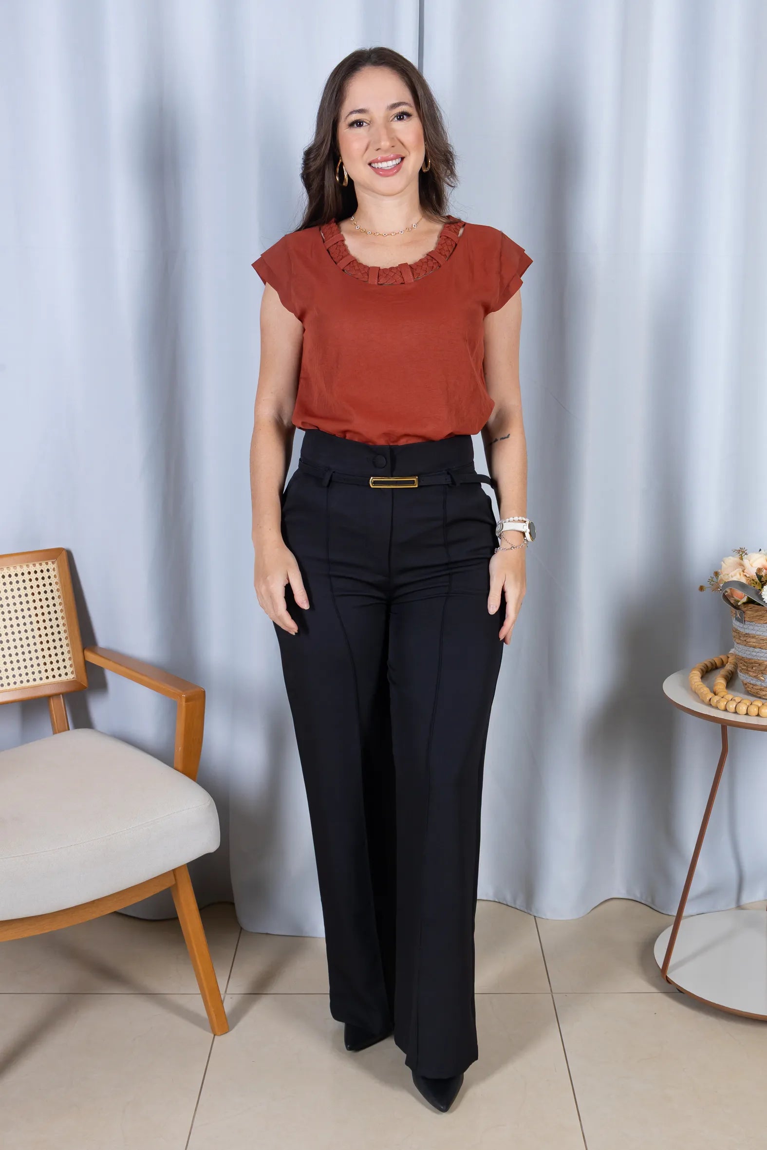 Calça Corte Reto em Alfaiataria com Friso e Cinto Encapado Daphne Preta