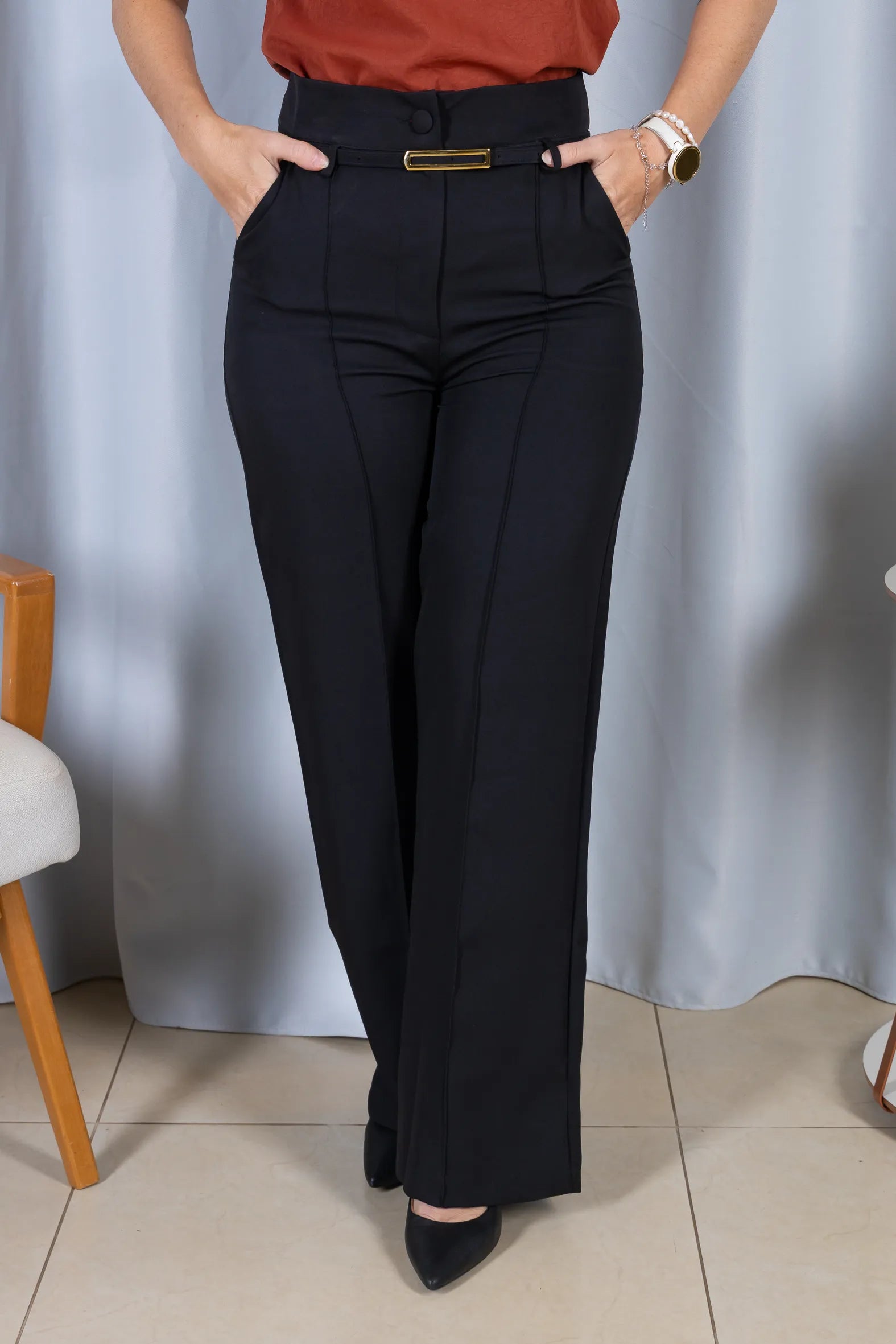 Calça Corte Reto em Alfaiataria com Friso e Cinto Encapado Daphne Preta