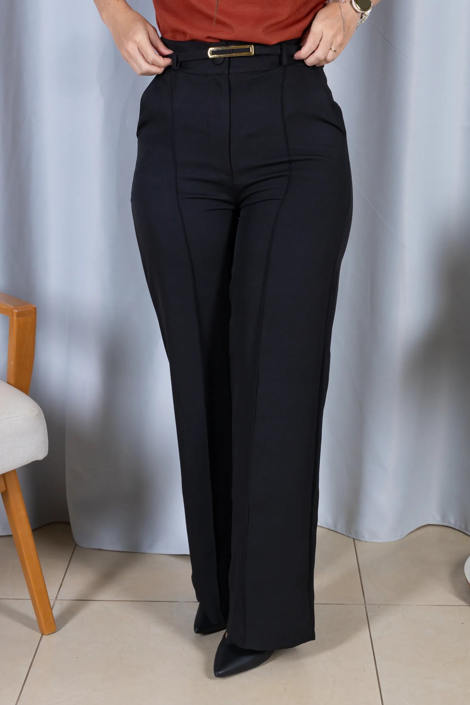 Calça Corte Reto em Alfaiataria com Friso e Cinto Encapado Daphne Preta