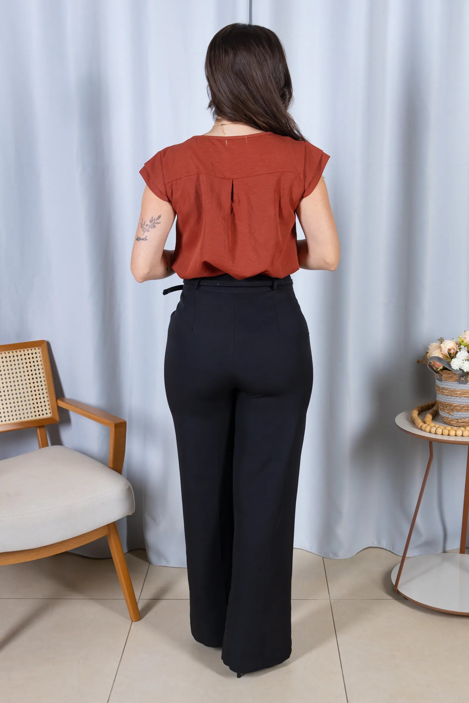 Calça Corte Reto em Alfaiataria com Friso e Cinto Encapado Daphne Preta