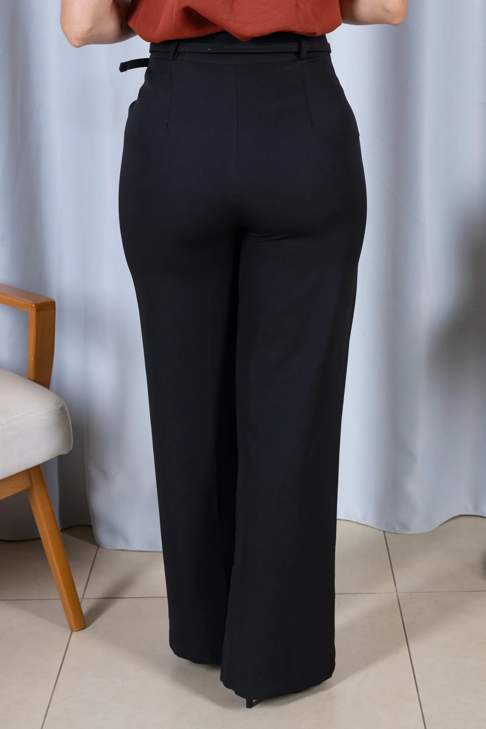 Calça Corte Reto em Alfaiataria com Friso e Cinto Encapado Daphne Preta