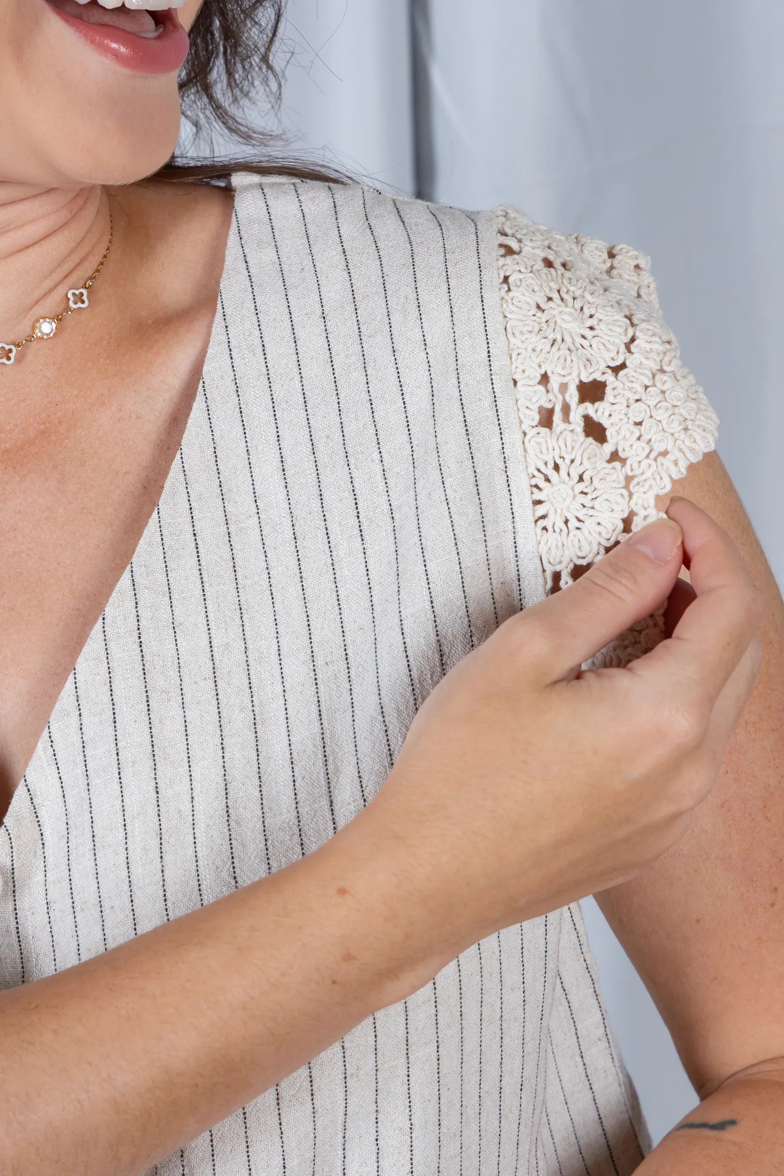 Blusa Regata em Visco-Linho Decote em "V" Detalhe em Renda Melissa Off White