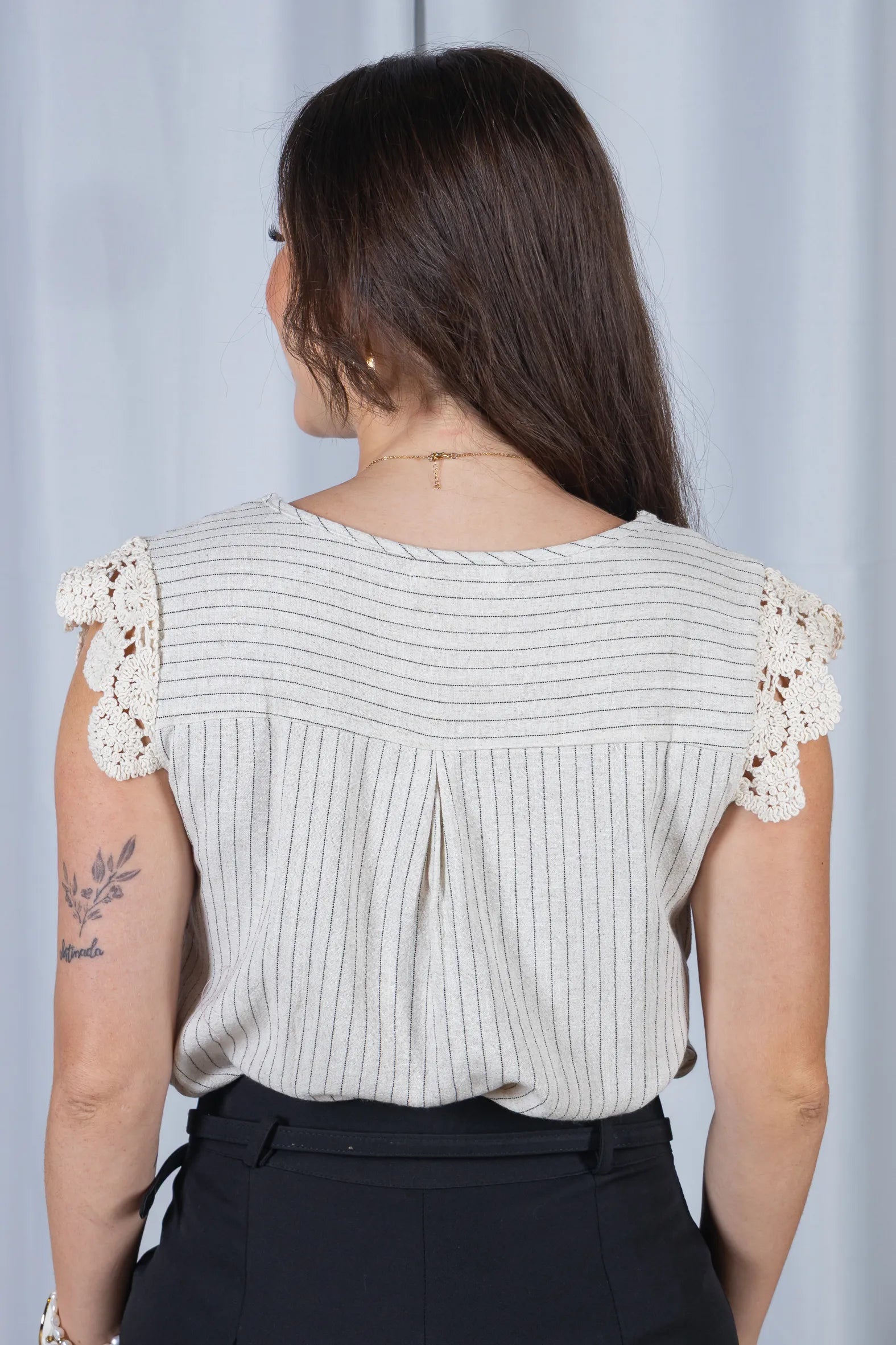 Blusa Regata em Visco-Linho Decote em "V" Detalhe em Renda Melissa Off White