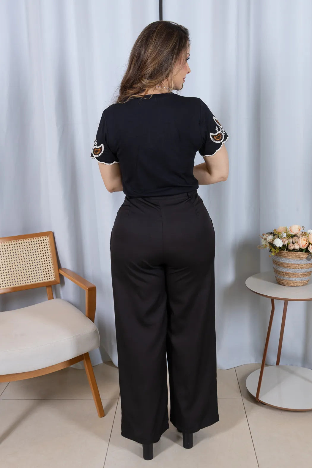 Blusa Manga Curta com Detalhe Bordado Delineado em Cotton Lycra Maya Preta