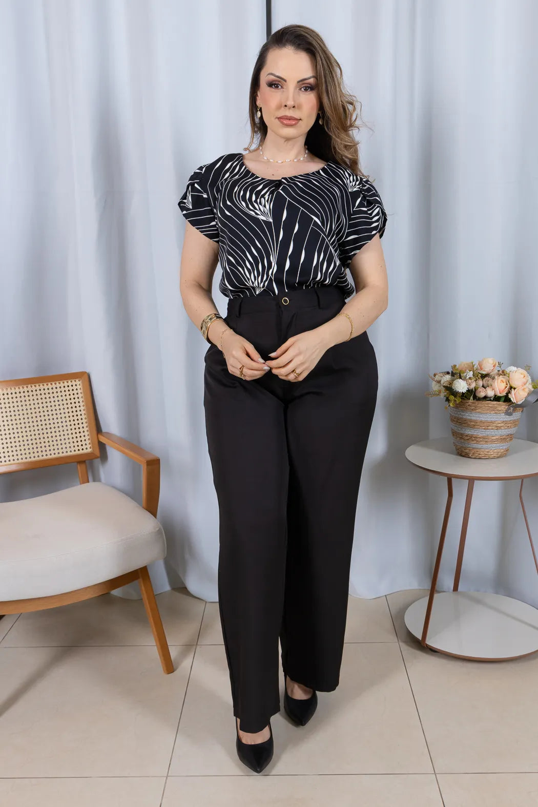 Blusa Manga Curta Transpassada em Crepe Classic Estampada Alana Preta