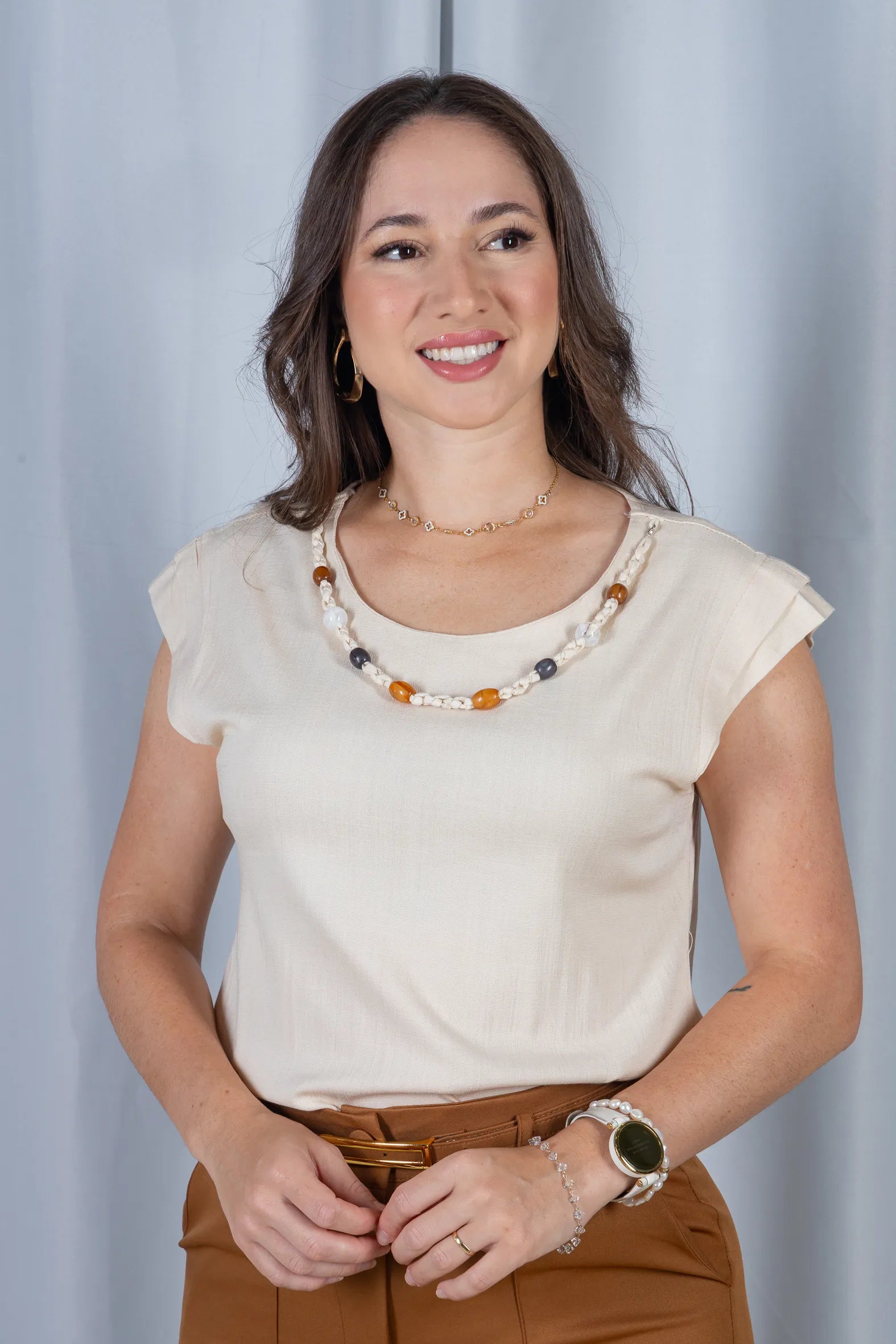 Blusa Manga Curta Visco Linen Detalhe Entrelaçado no Colo com Pedraria Iveth Creme