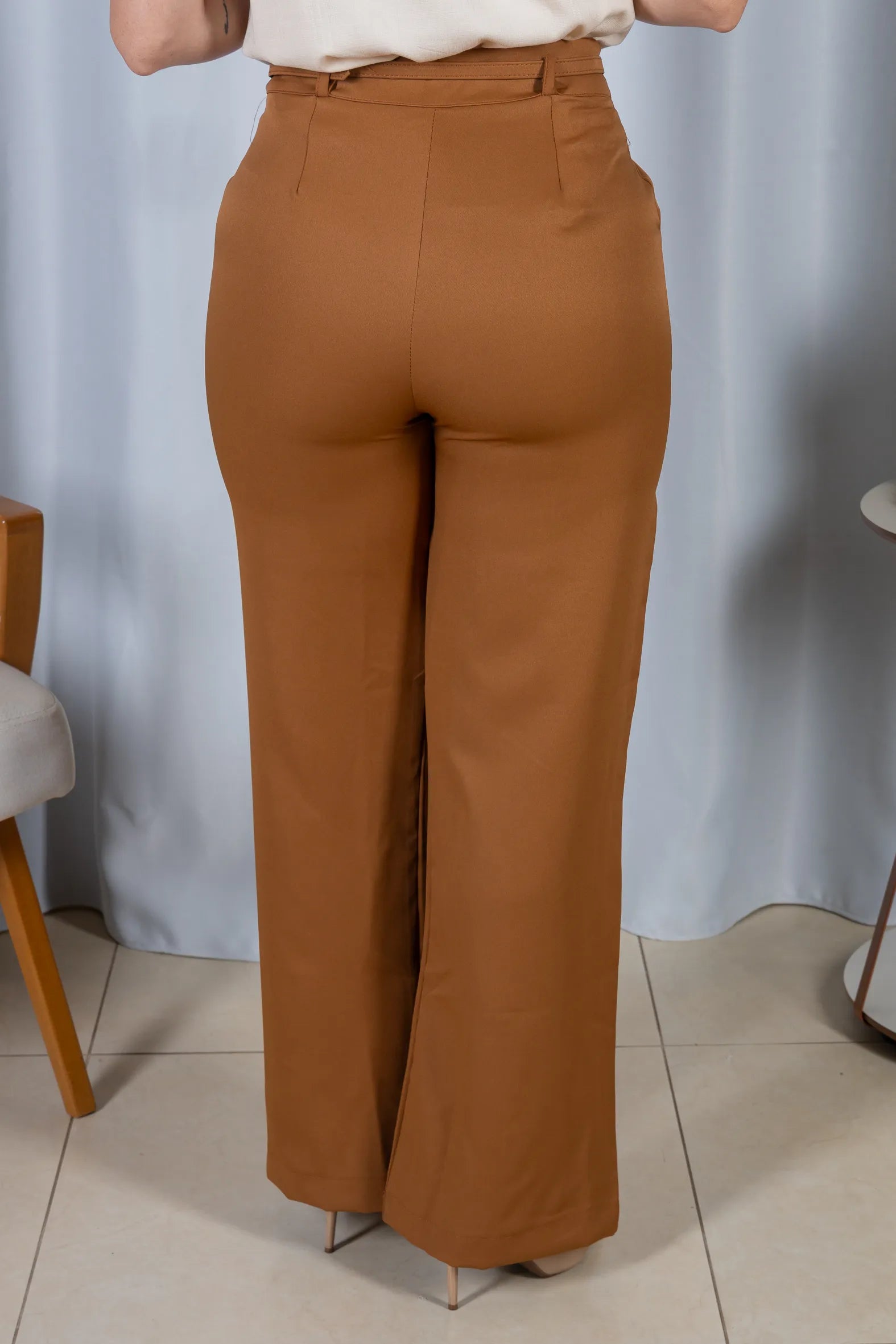 Calça Corte Reto em Alfaiataria com Friso e Cinto Encapado Daphne Marrom Caramelo