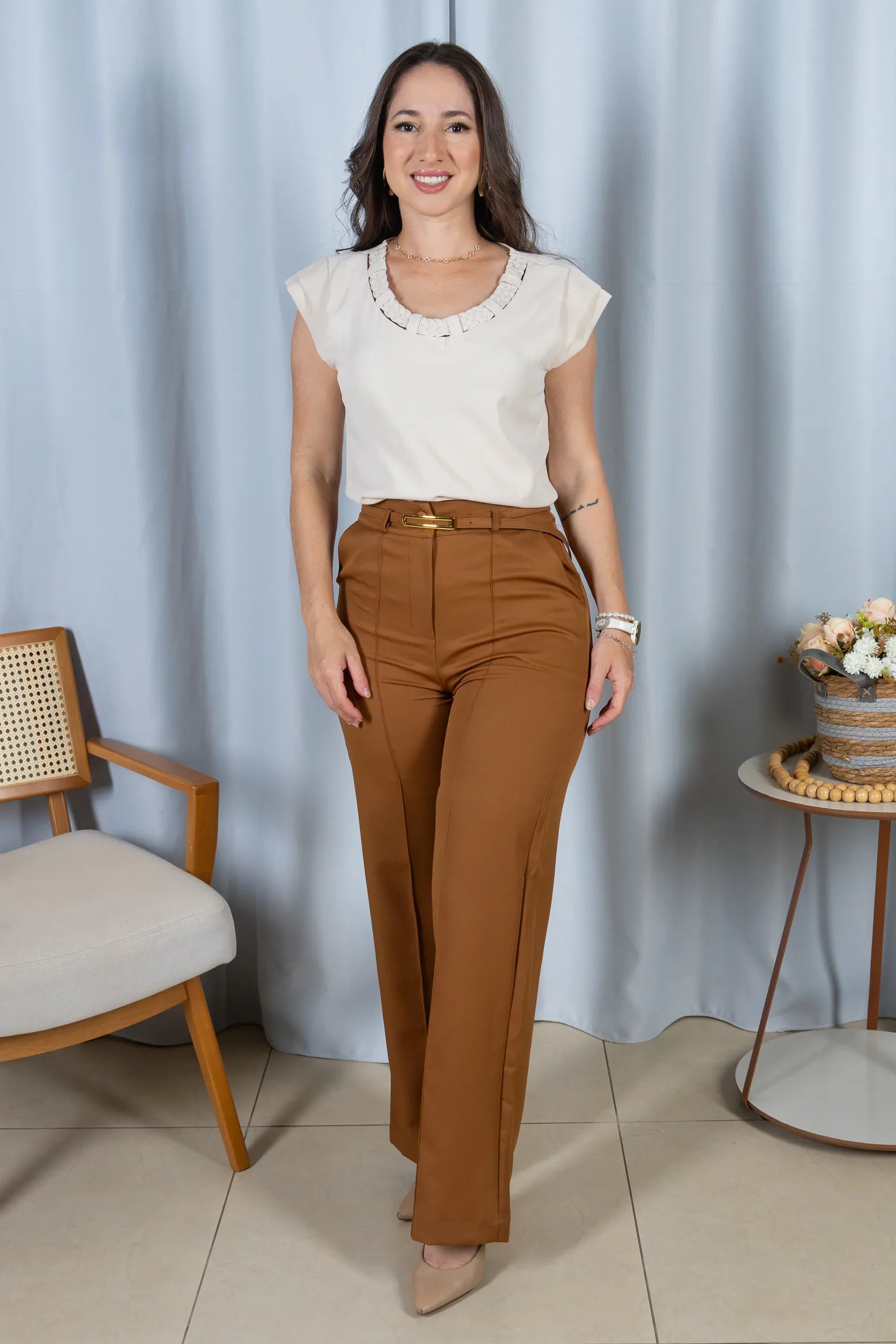 Blusa Manga Curta em Crepe Soft Touch Detalhe Trançado no Colo Aurora Bege