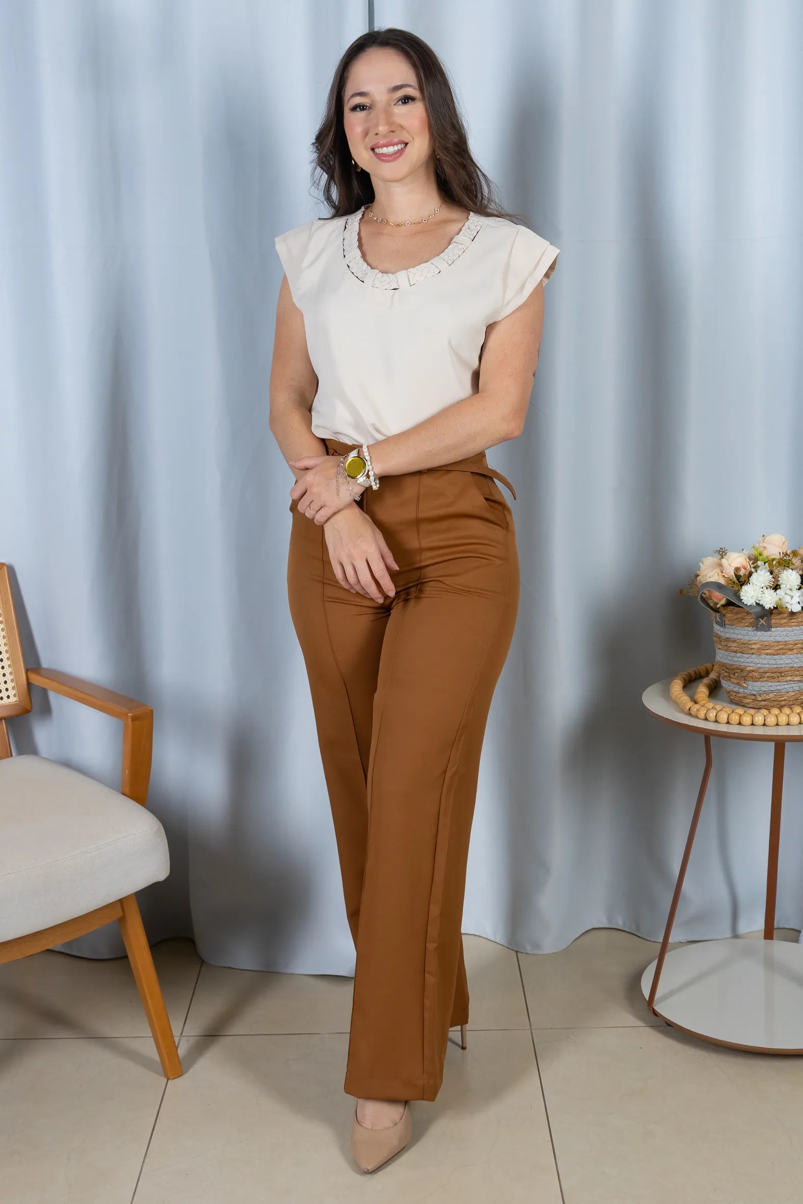 Blusa Manga Curta em Crepe Soft Touch Detalhe Trançado no Colo Aurora Bege