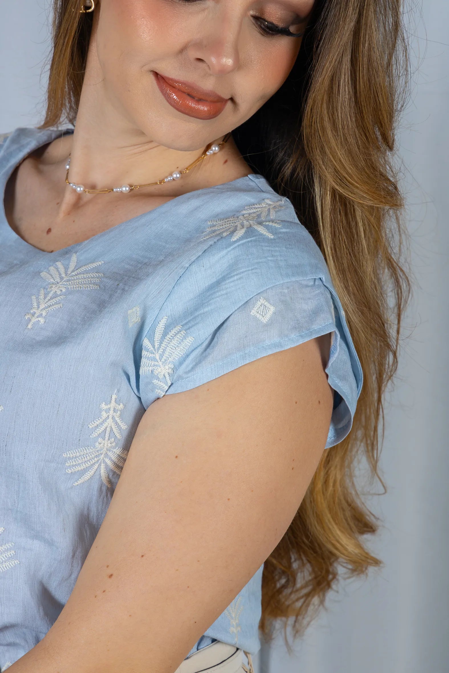 Blusa Manga Curta Detalhe em Camadas em Visco Mix Bordado Verônica Azul