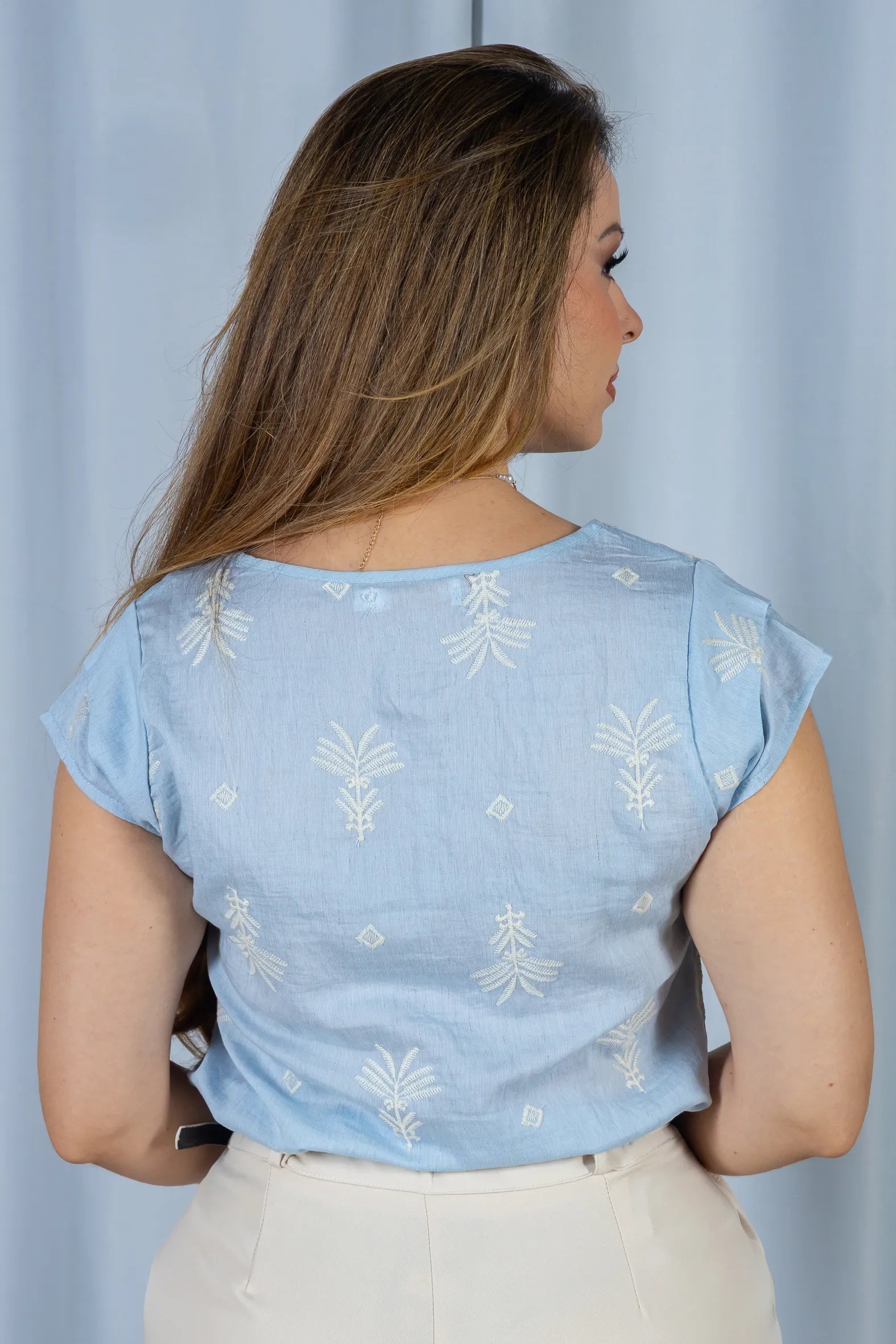 Blusa Manga Curta Detalhe em Camadas em Visco Mix Bordado Verônica Azul