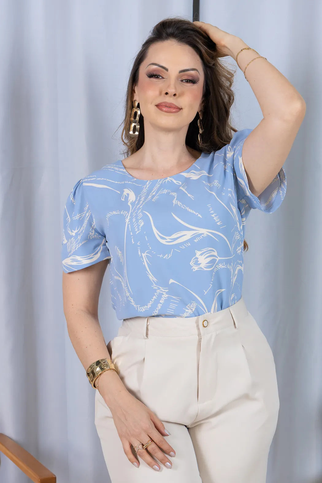 Blusa Manga Curta com Detalhe em Botão Crepe Classic Estampada Jade Azul