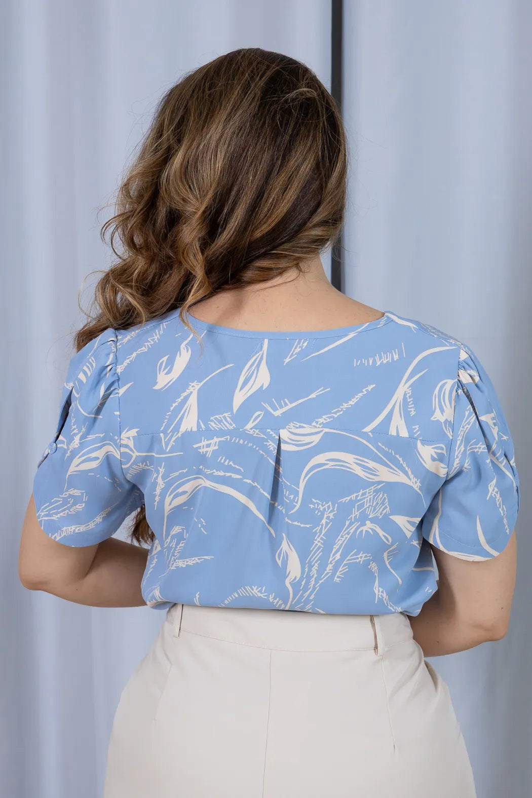 Blusa Manga Curta com Detalhe em Botão Crepe Classic Estampada Jade Azul