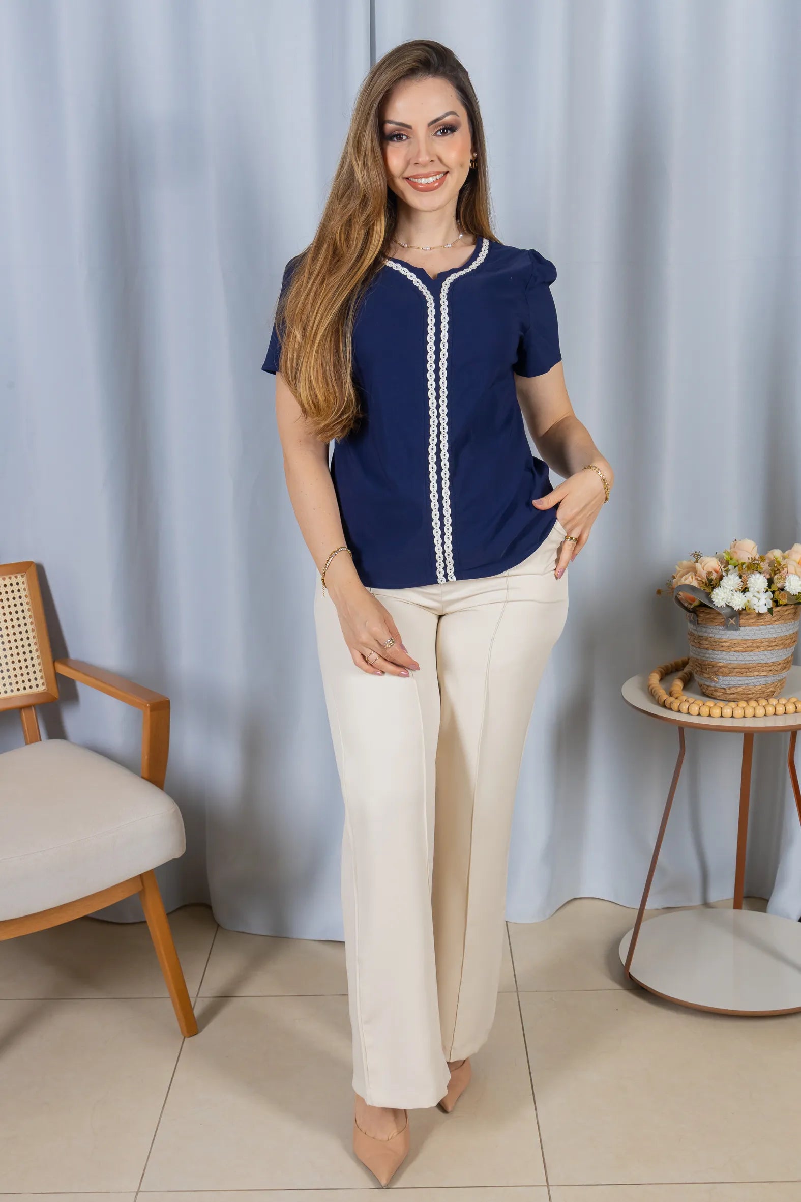 Blusa Manga Curta em Visco Mix Decote em "V" Detalhe Bordado Morgana Azul Marinho