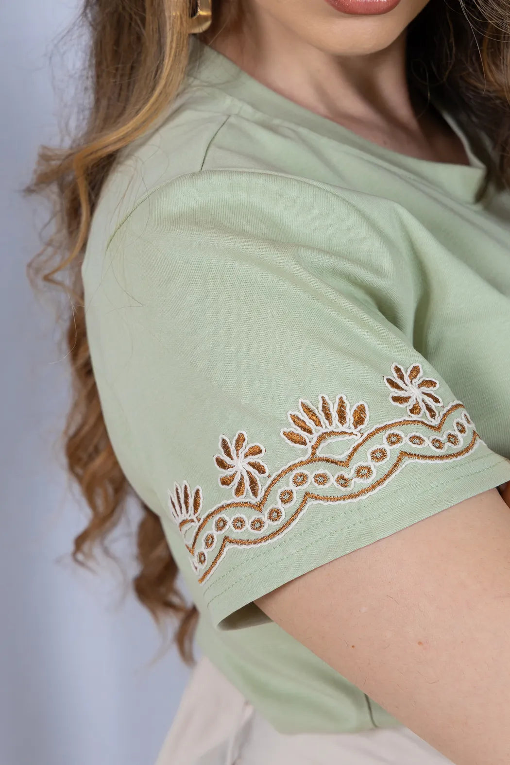 Blusa Manga Curta com Detalhe Bordado Floral em Cotton Lycra Samantha Verde