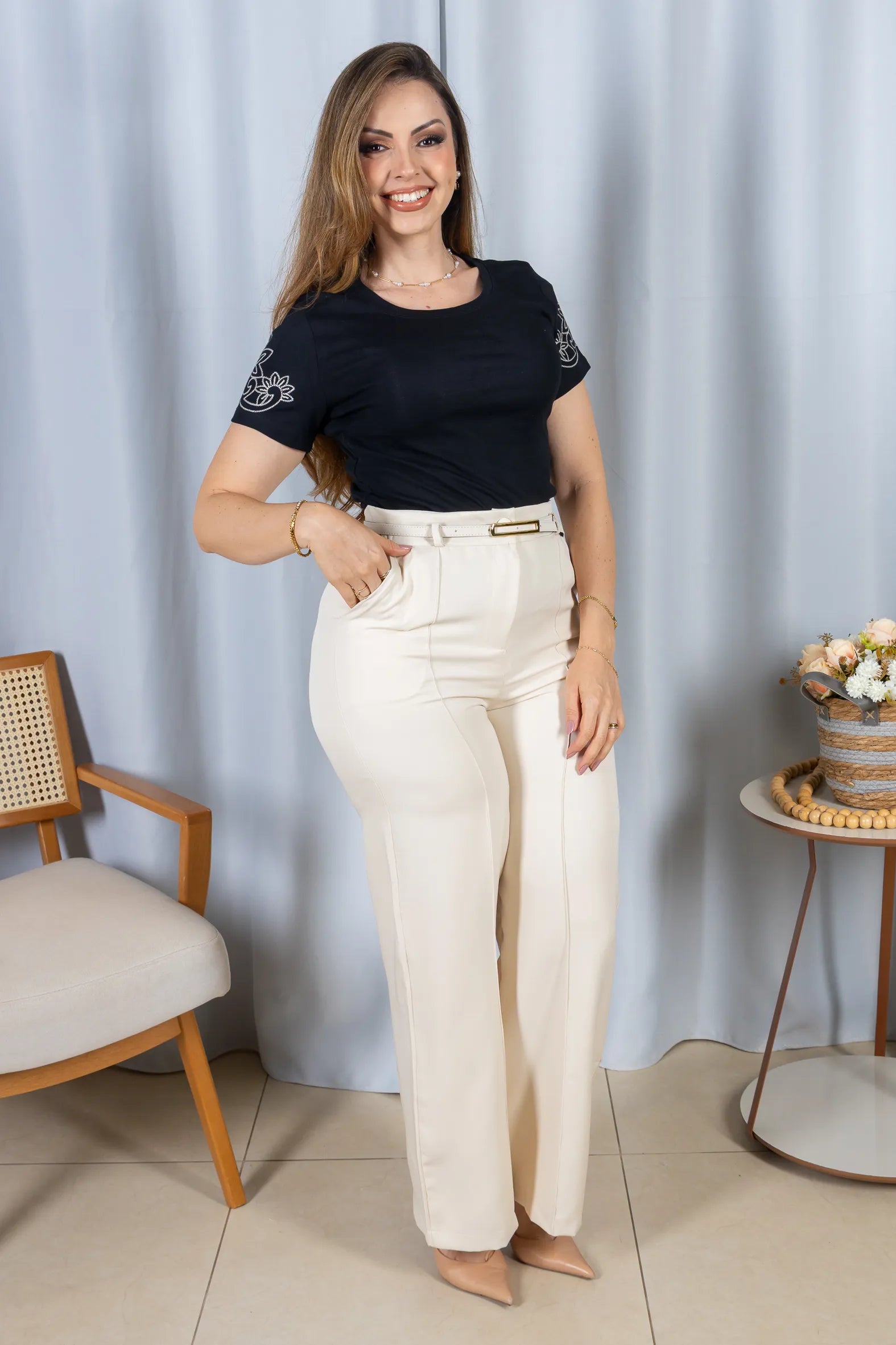 Blusa Manga Curta com Detalhes Bordados  Cotton Lycra Milena Preta