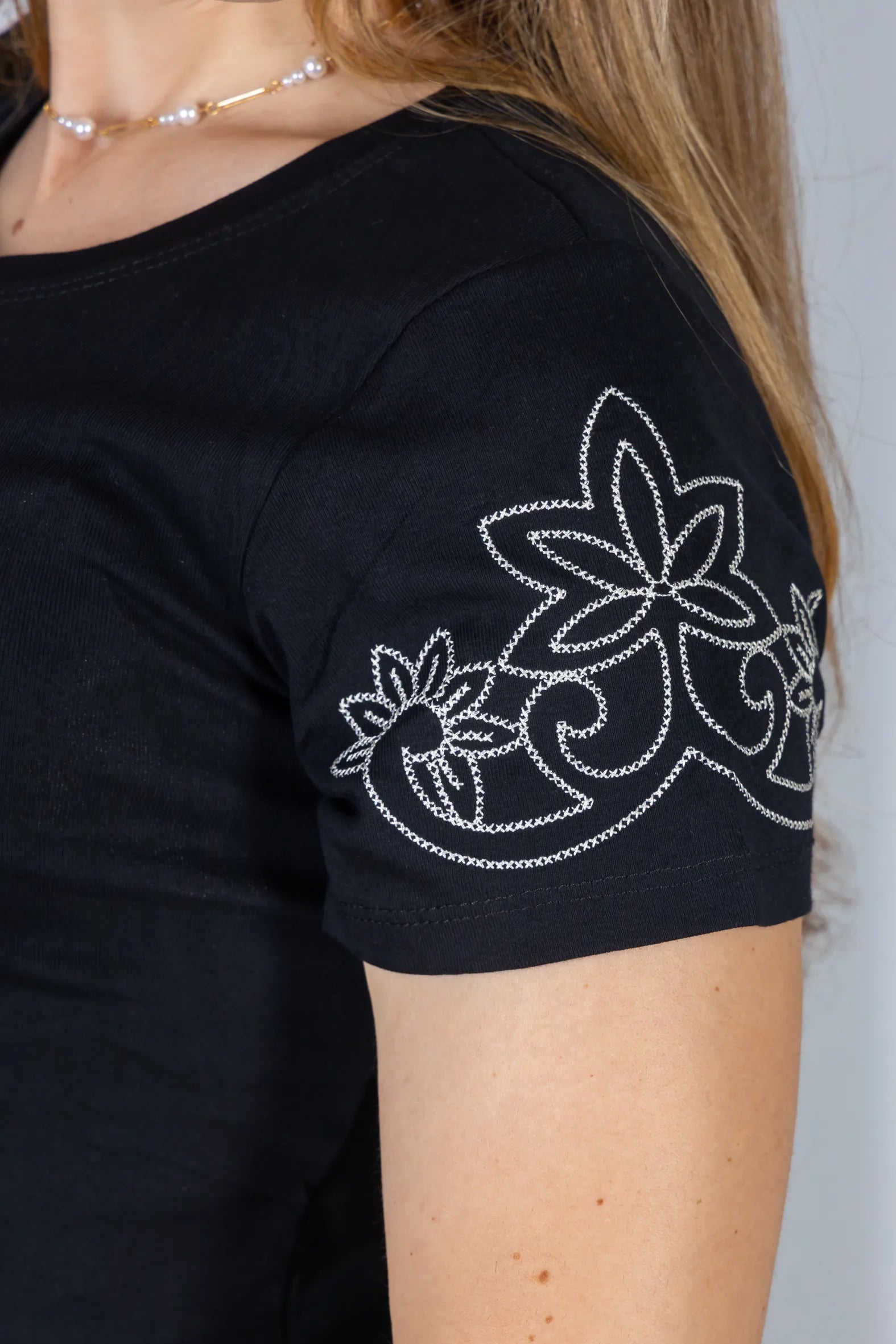 Blusa Manga Curta com Detalhes Bordados  Cotton Lycra Milena Preta