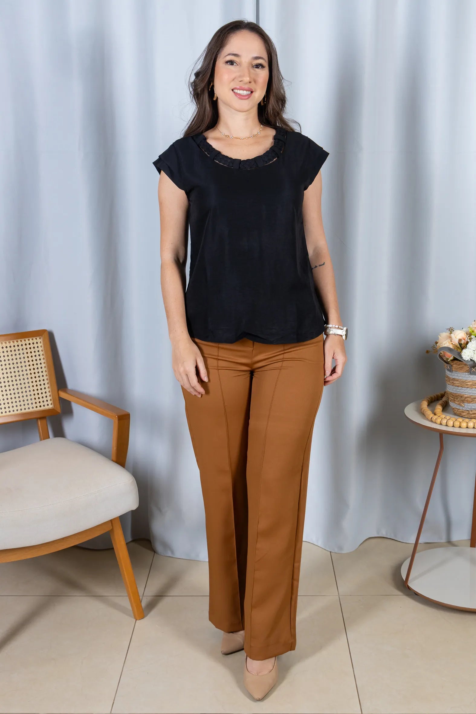 Blusa Manga Curta em Crepe Soft Touch Detalhe Trançado no Colo Aurora Preta
