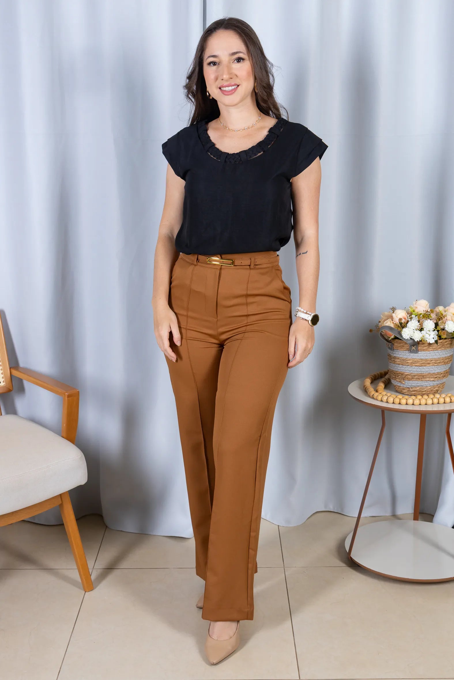 Blusa Manga Curta em Crepe Soft Touch Detalhe Trançado no Colo Aurora Preta