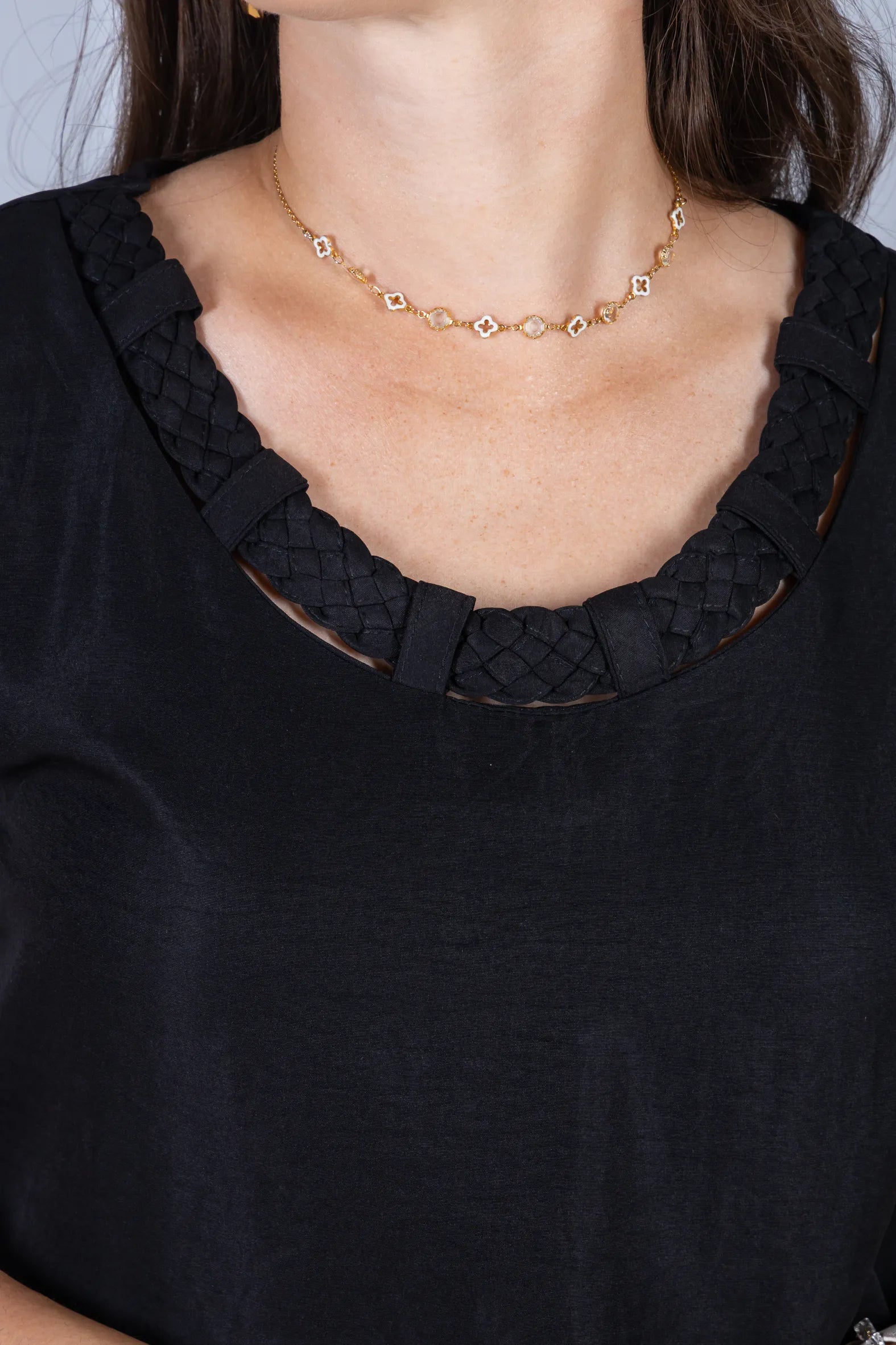 Blusa Manga Curta em Crepe Soft Touch Detalhe Trançado no Colo Aurora Preta