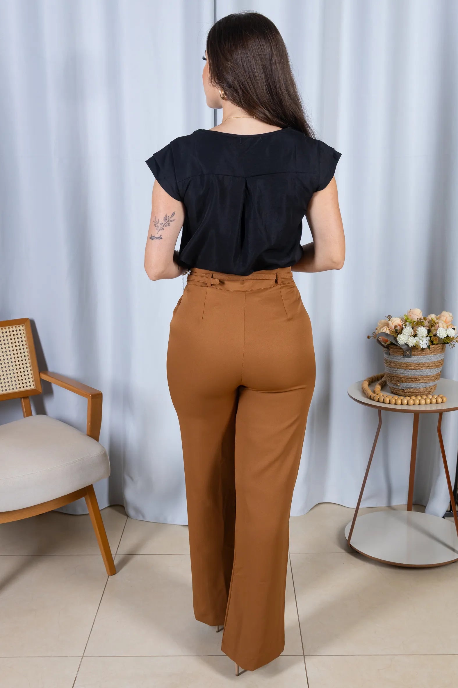 Blusa Manga Curta em Crepe Soft Touch Detalhe Trançado no Colo Aurora Preta