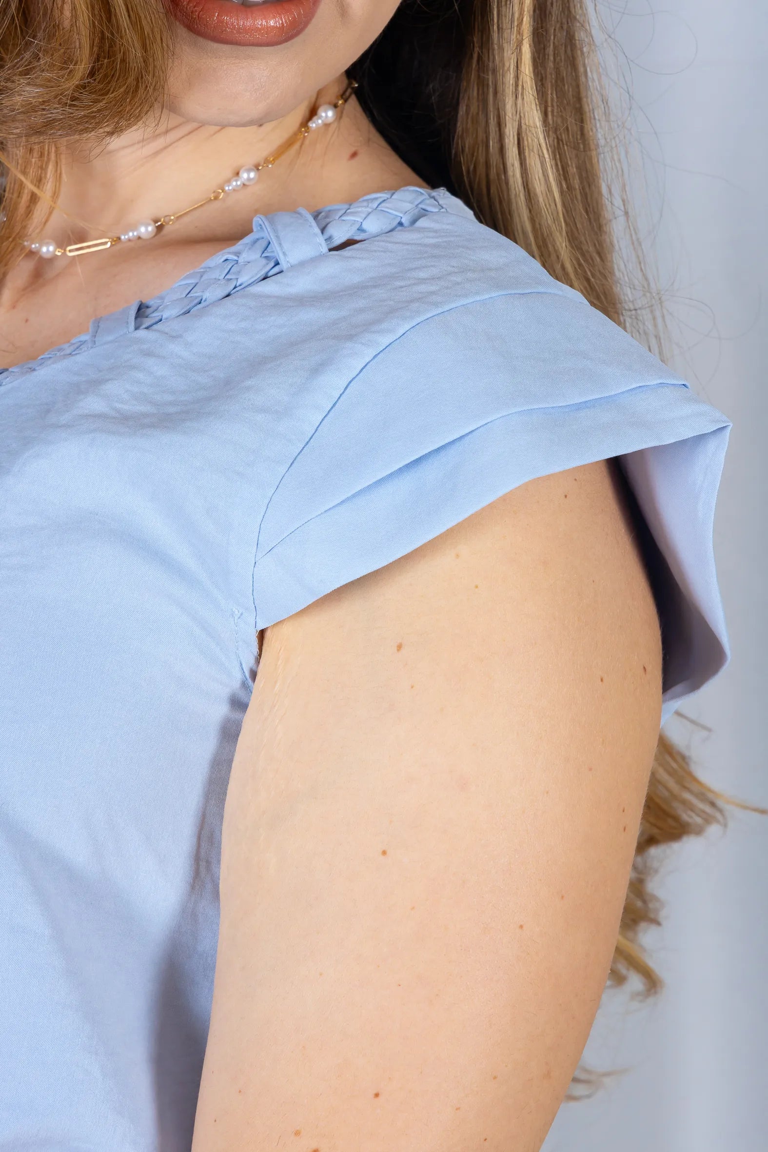 Blusa Manga Curta em Crepe Soft Touch Detalhe Trançado no Colo Aurora Azul