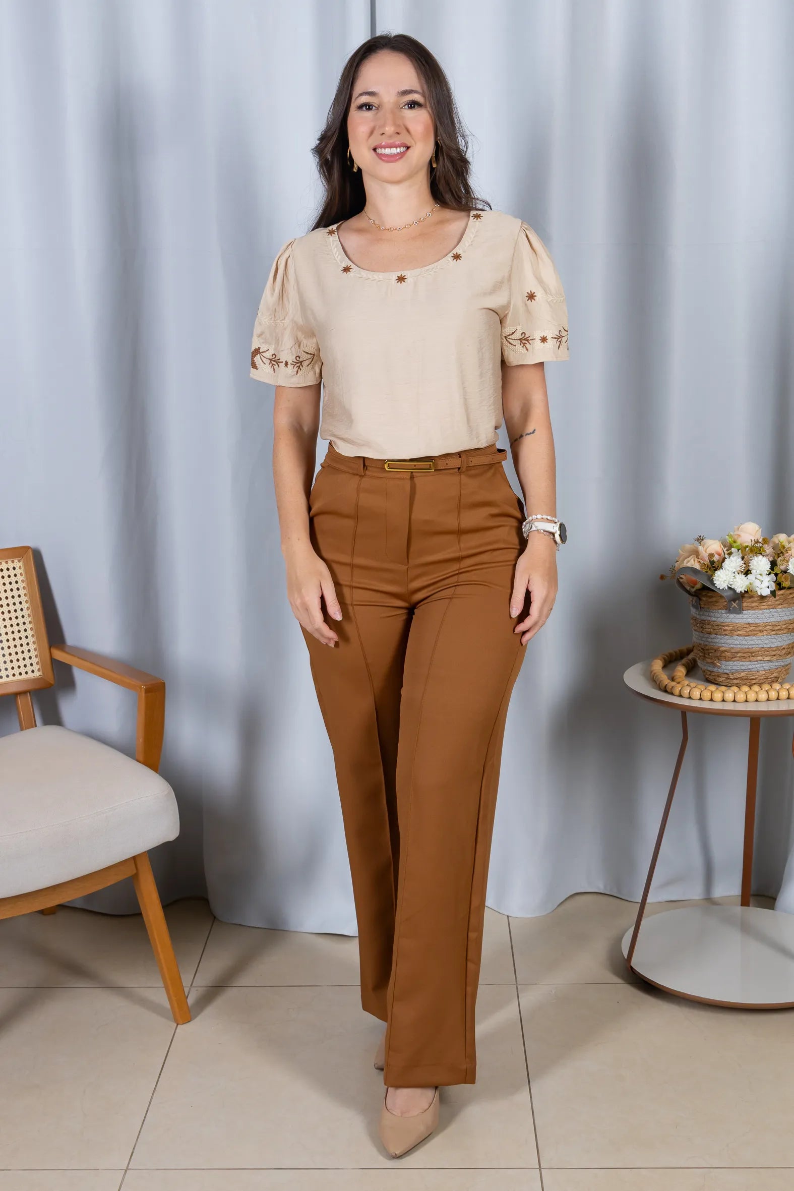 Blusa Manga Curta com Detalhes Bordados Visco Fine Juliana Marrom Claro
