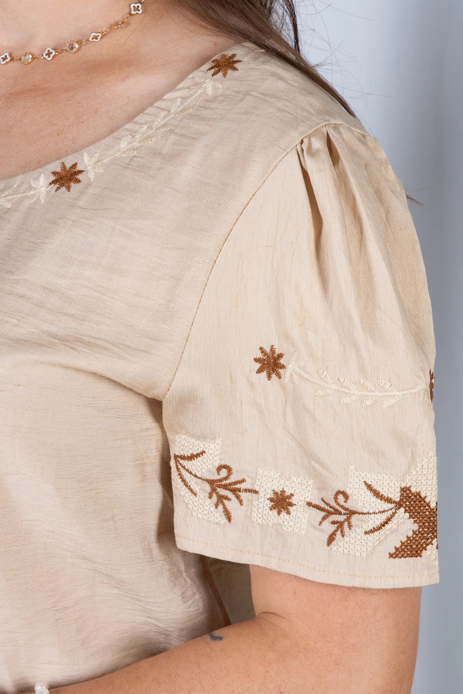 Blusa Manga Curta com Detalhes Bordados Visco Fine Juliana Marrom Claro