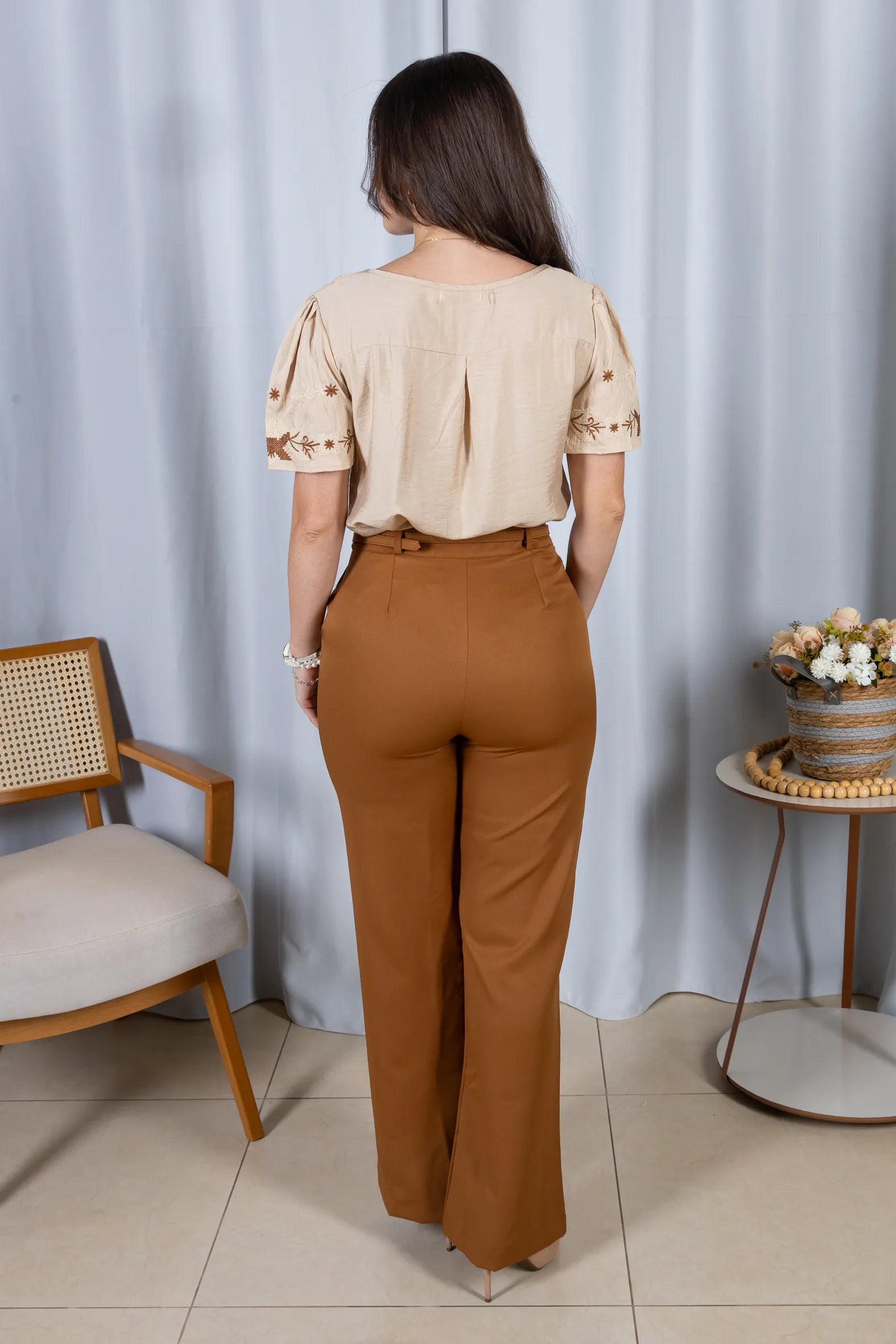 Blusa Manga Curta com Detalhes Bordados Visco Fine Juliana Marrom Claro
