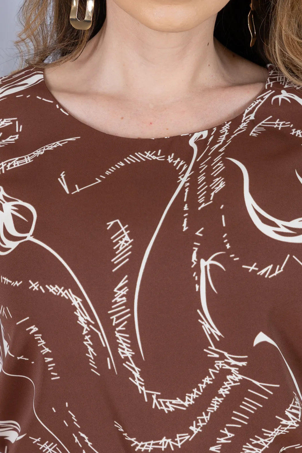 Blusa Manga Curta com Detalhe em Botão Crepe Classic Estampada Jade Marrom