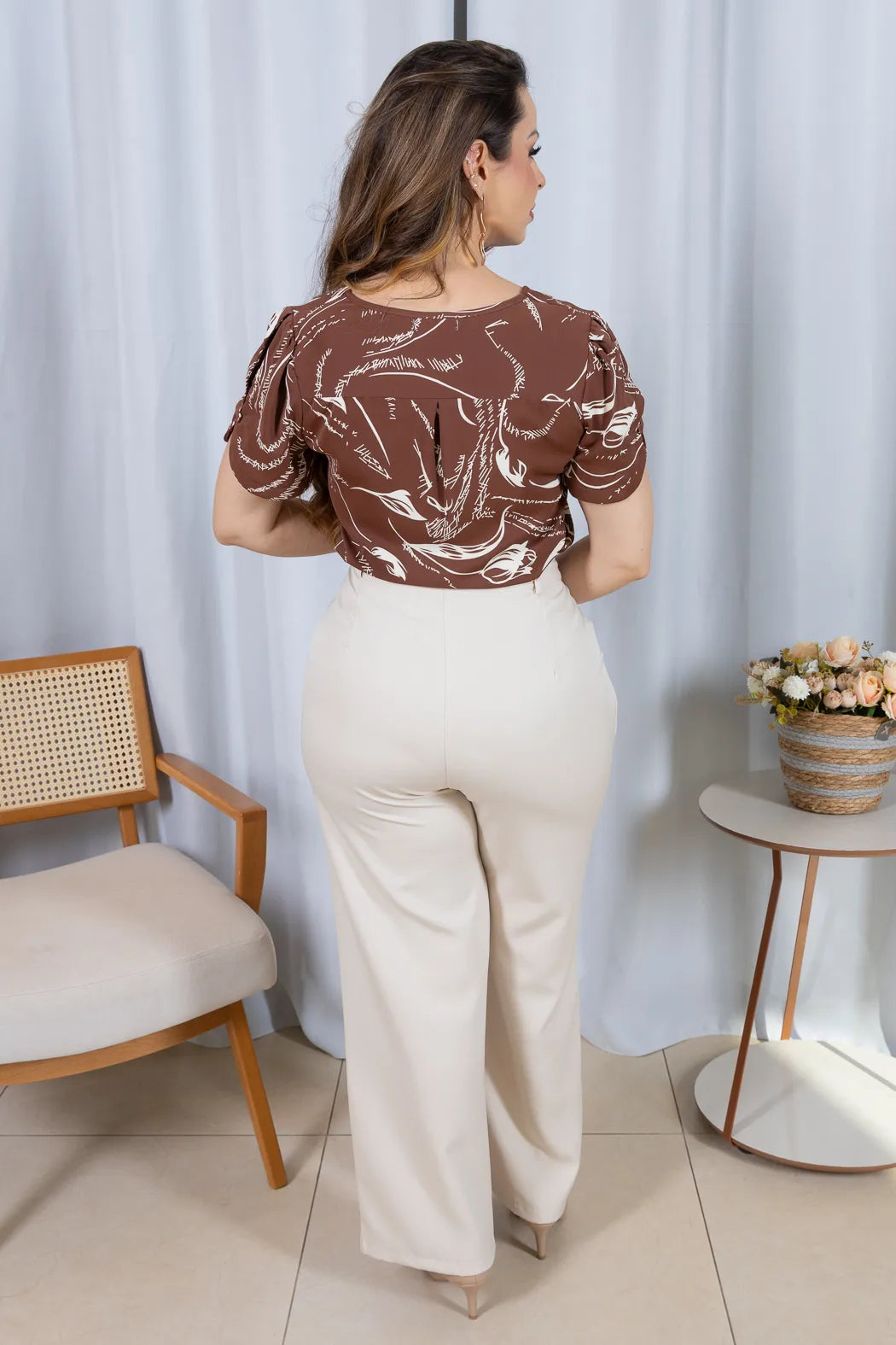 Blusa Manga Curta com Detalhe em Botão Crepe Classic Estampada Jade Marrom