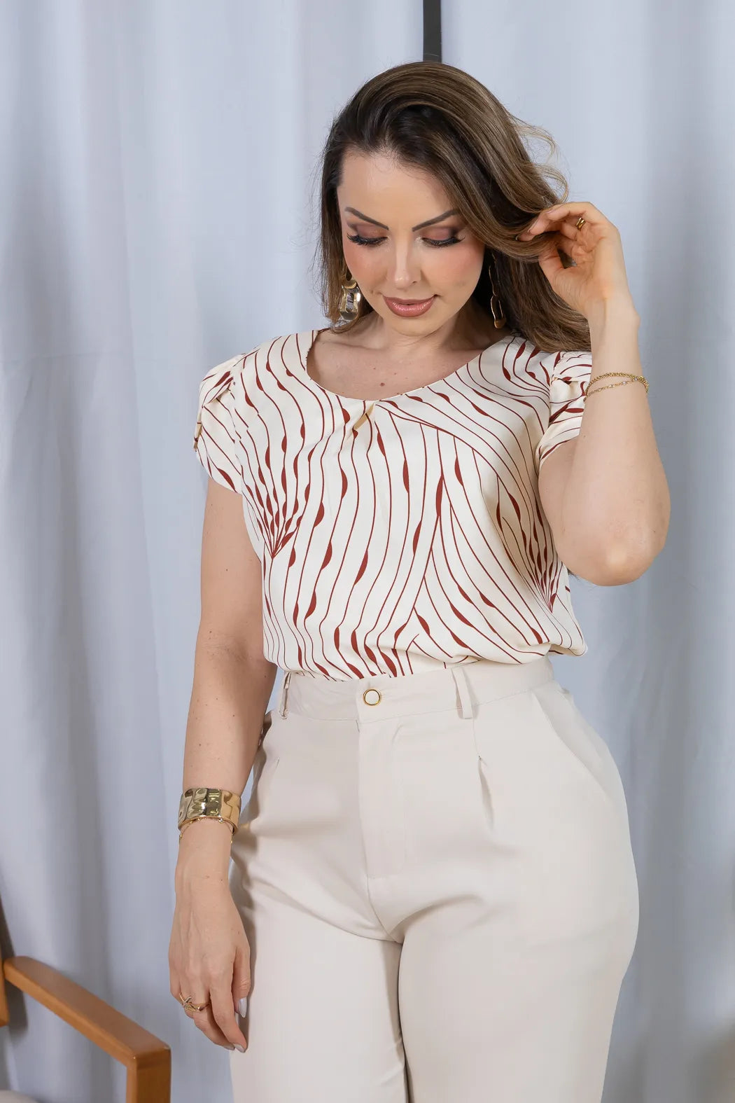 Blusa Manga Curta Transpassada em Crepe Classic Estampada Alana Vermelha